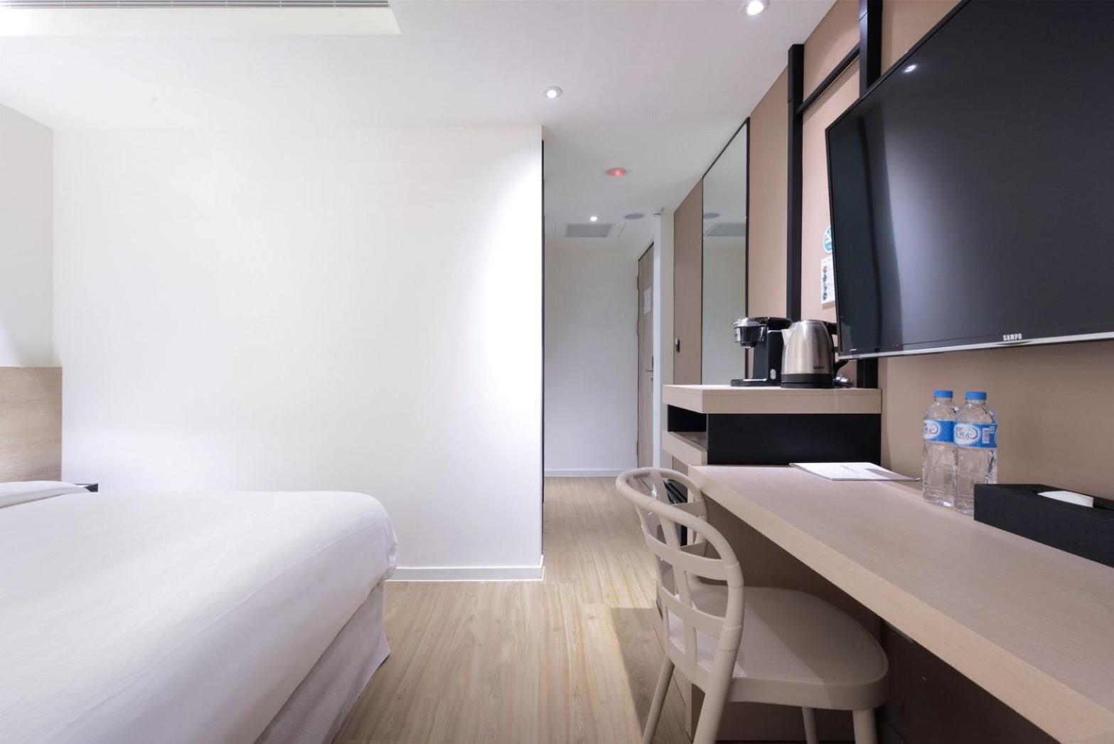 Standard Double Room (No Window) - Photo 2