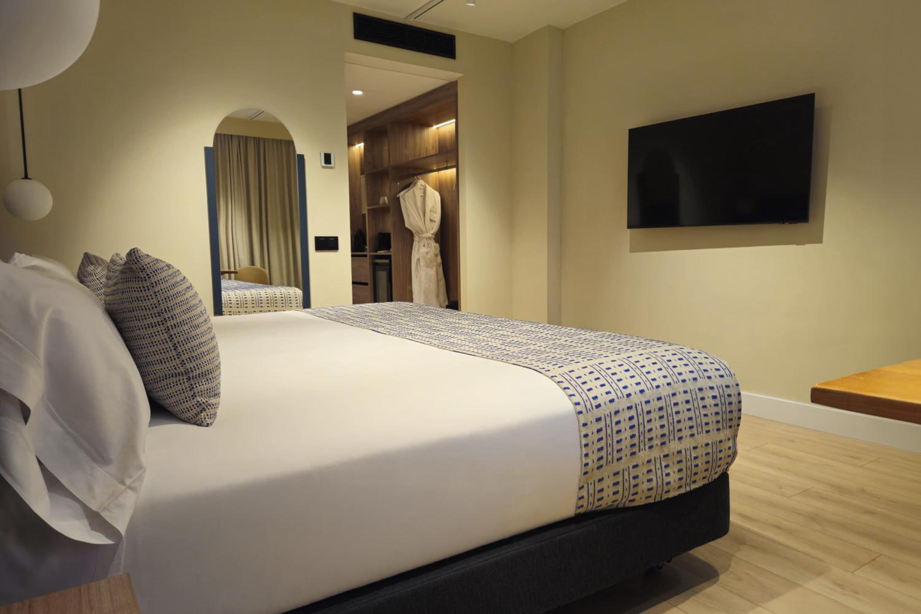 Premium Triple Room with views  photo 2