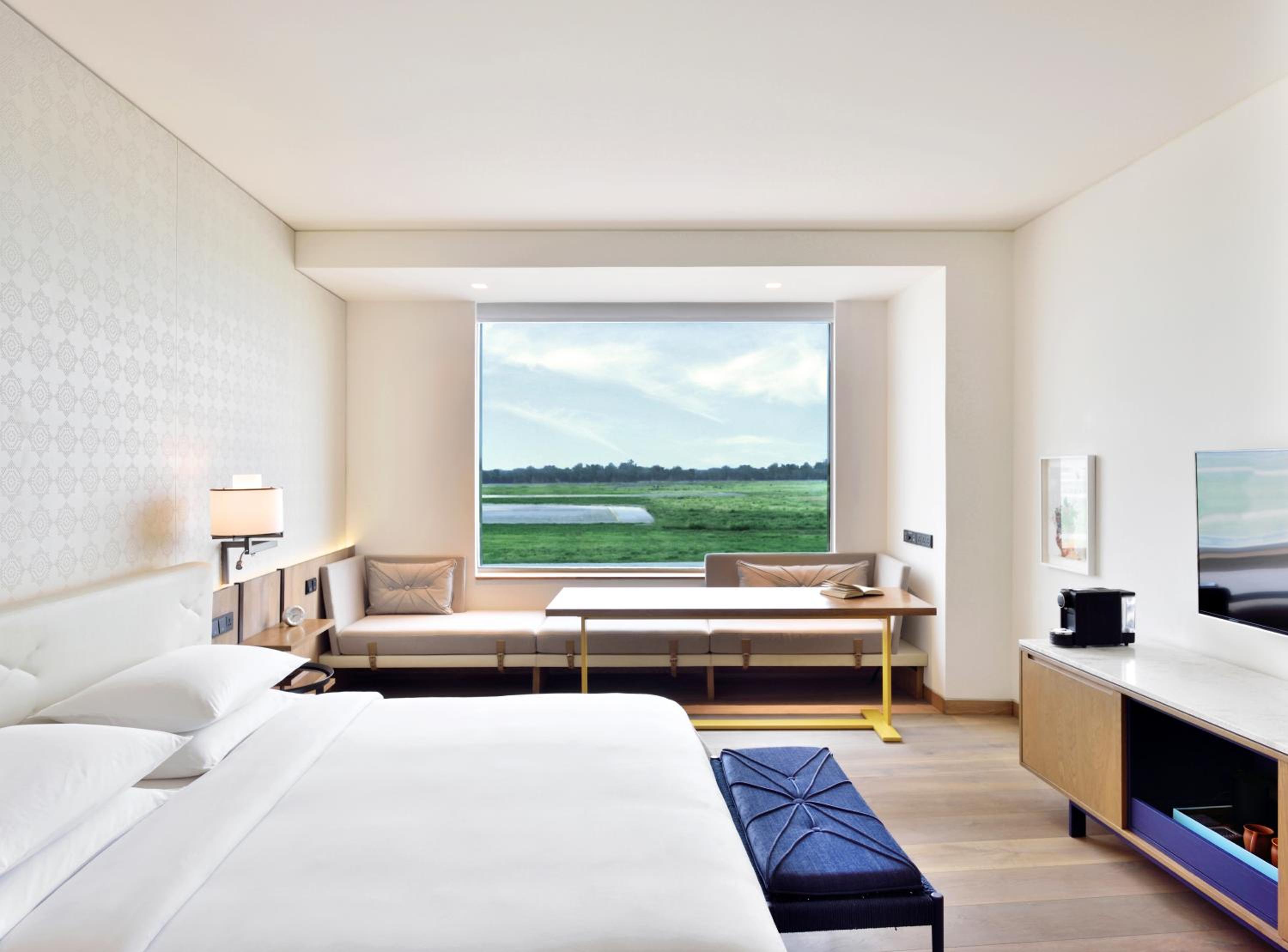 King Room with Runway View - Photo 4