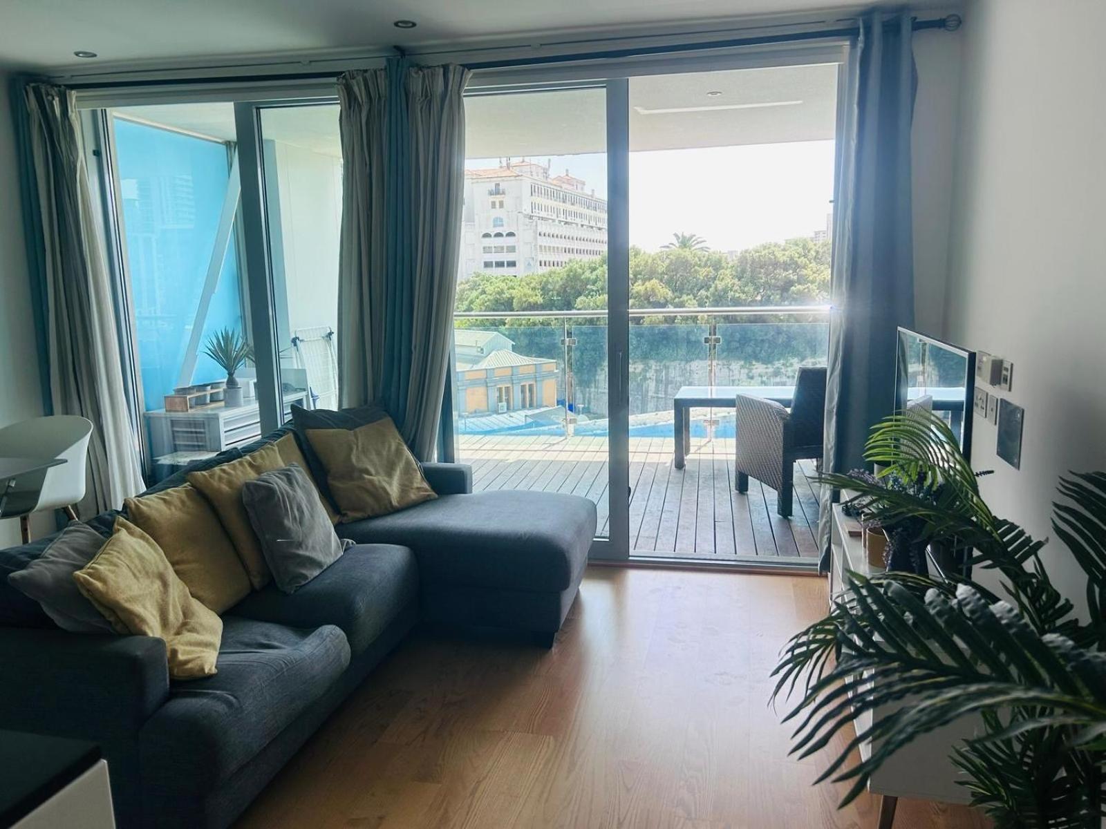 One-Bedroom Apartment with Balcony and City View photo 3