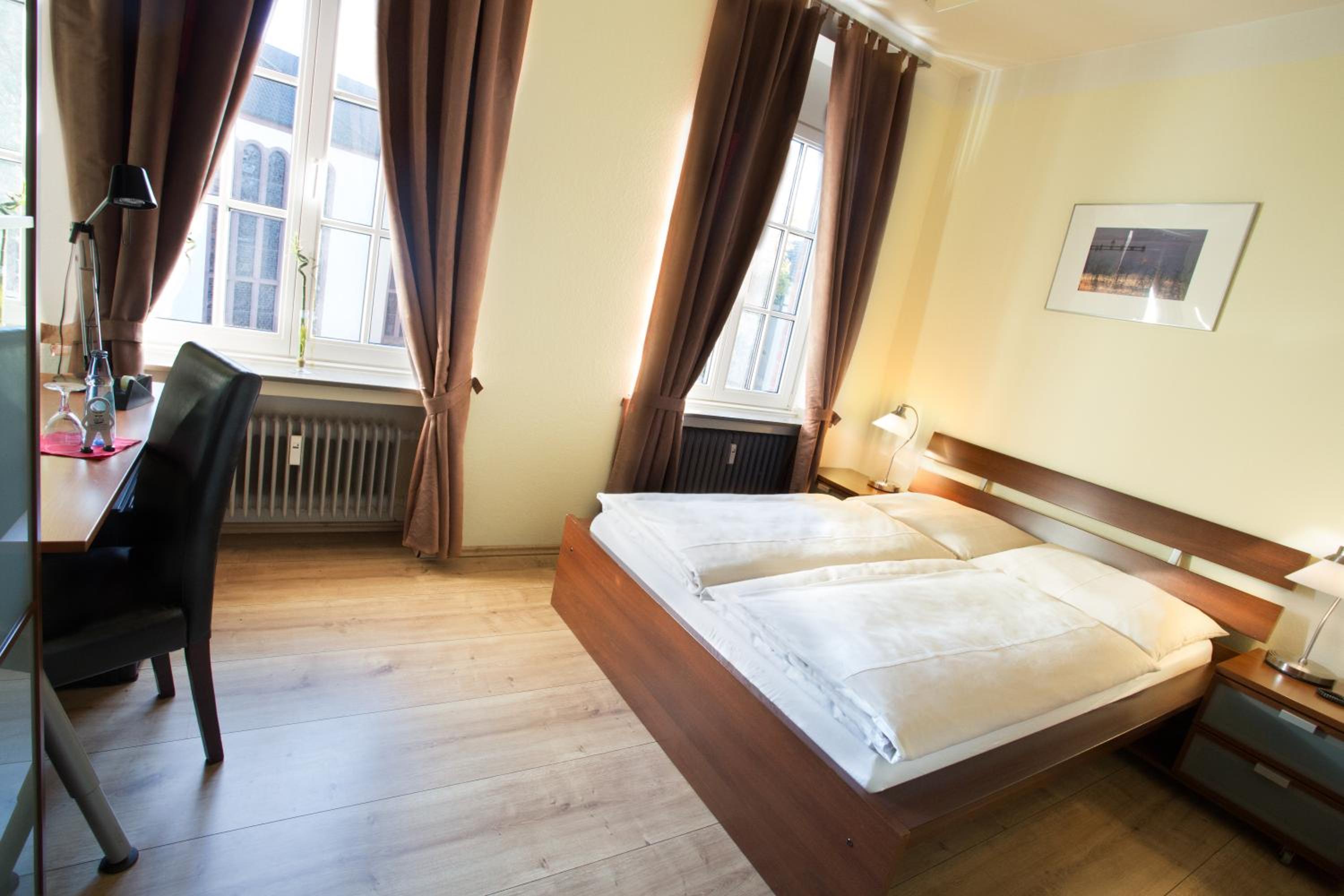 Queen Room (bed 55 in wide) (2 Adults) - Photo 2