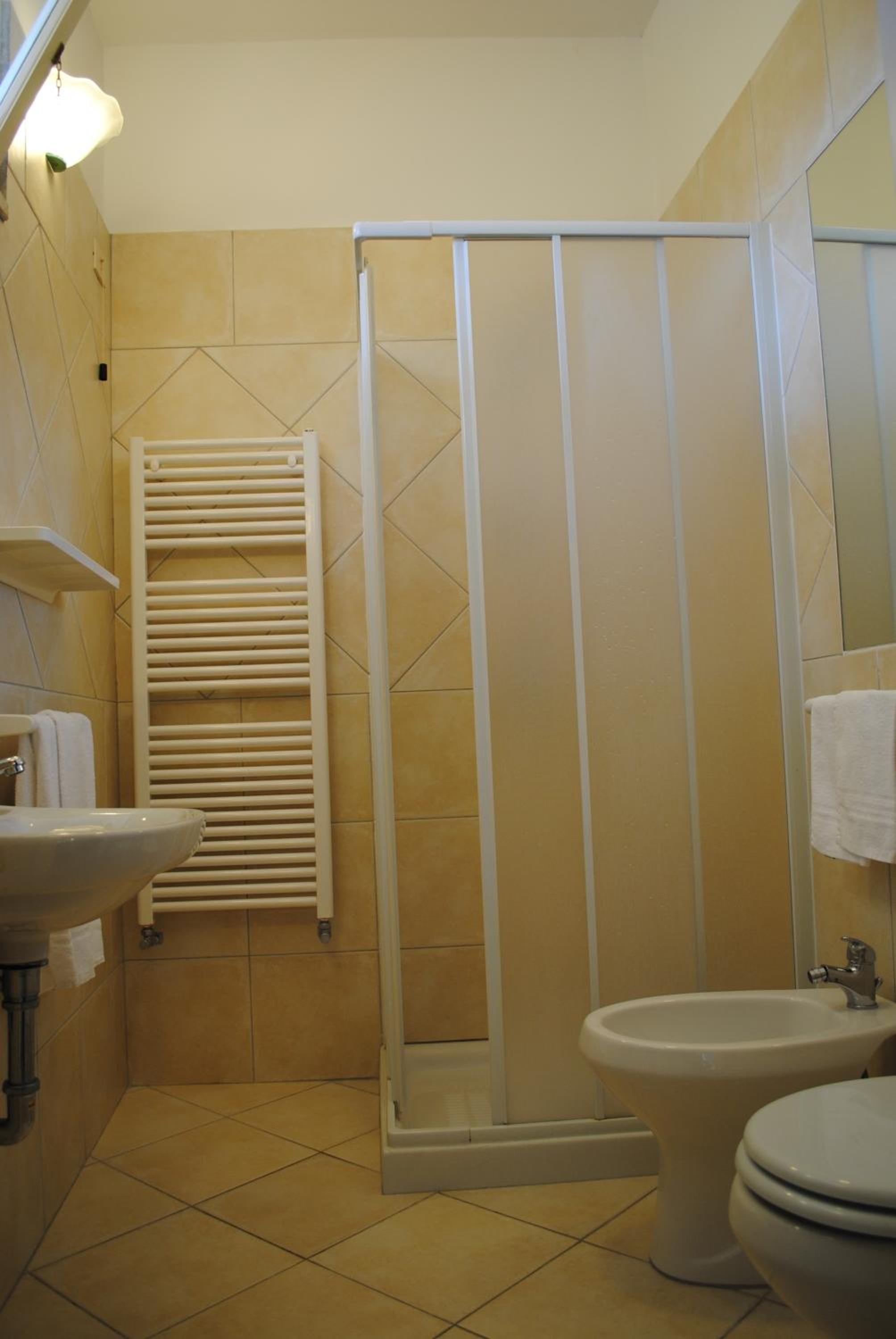 Triple Room with Bathroom - Photo 2