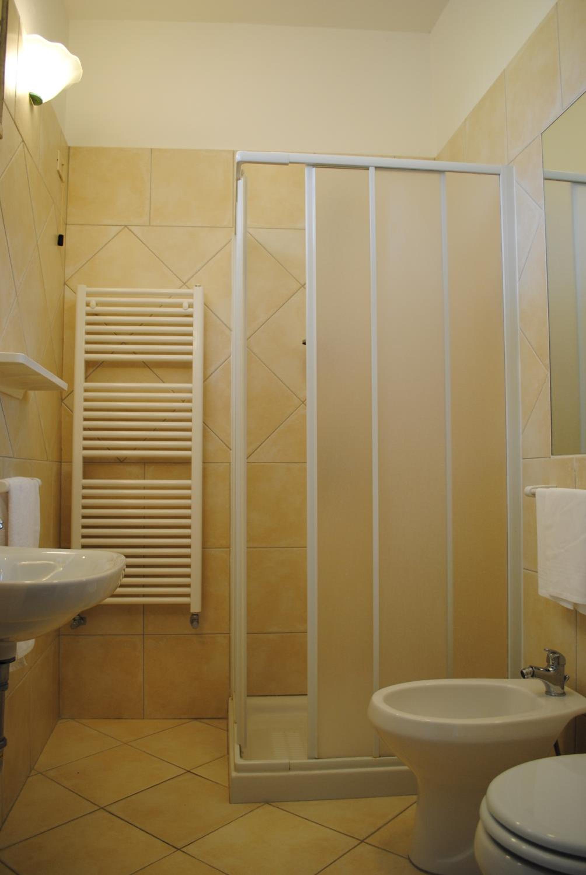 Double Room - Photo 16