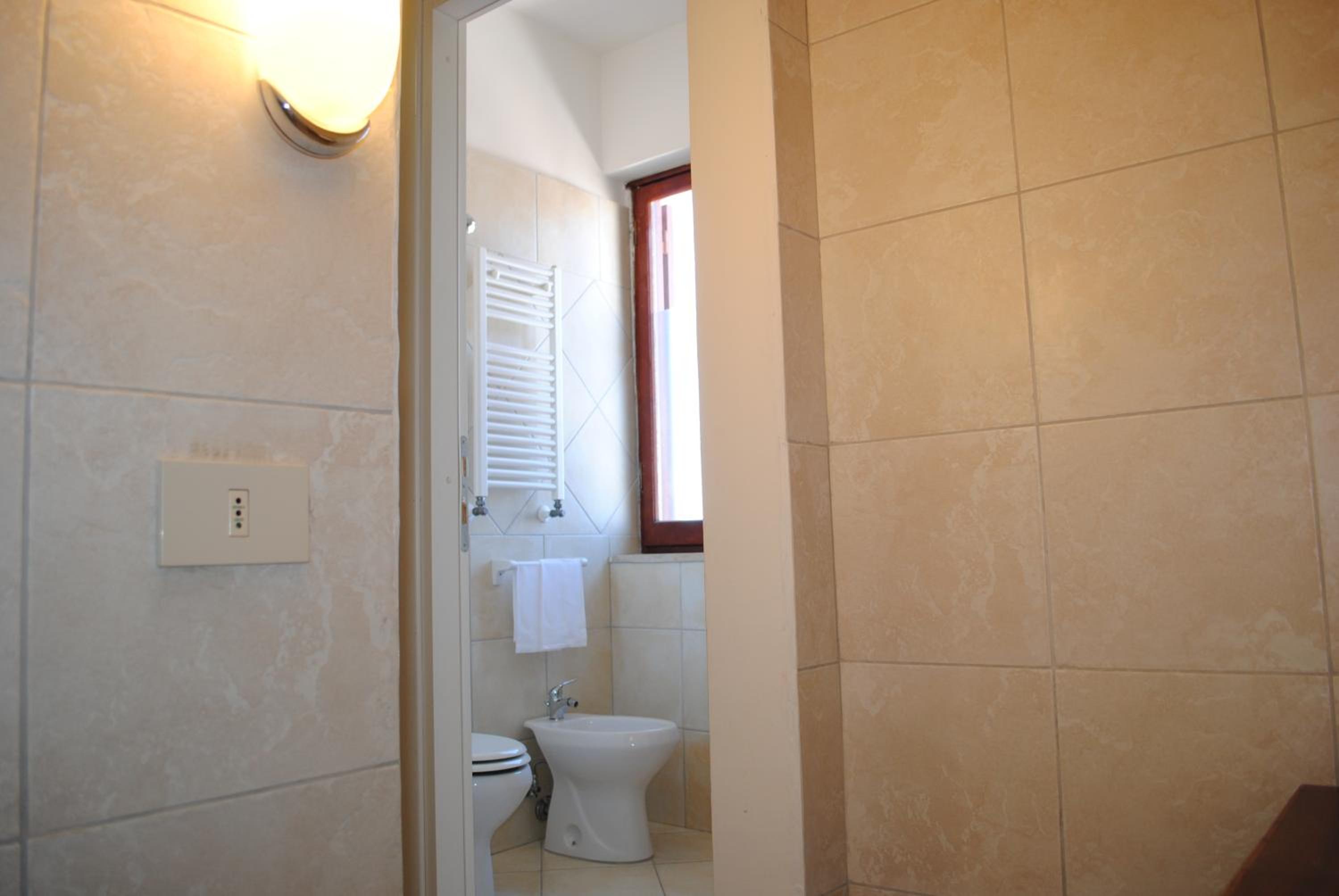 Triple Room with Bathroom - Photo 3
