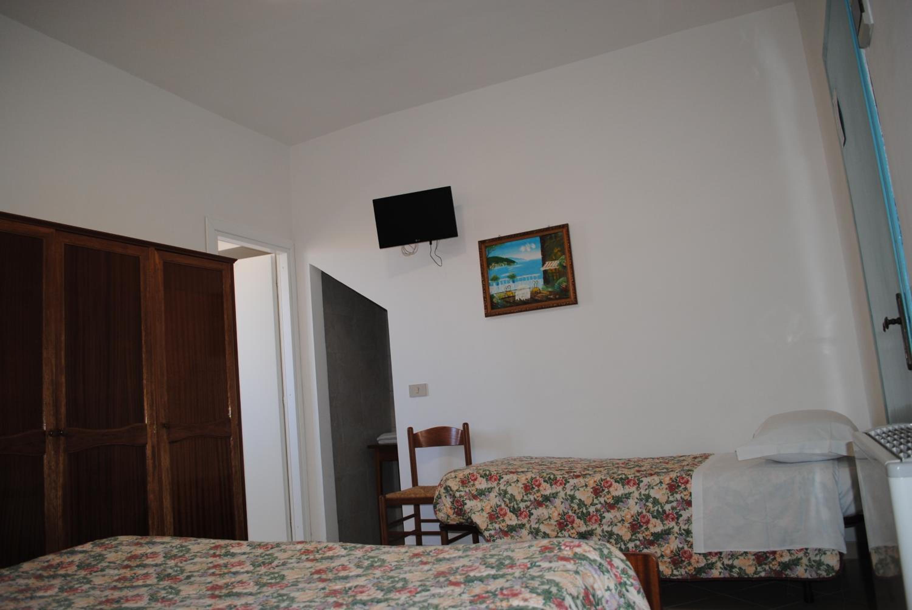 Triple Room with Bathroom - Photo 4