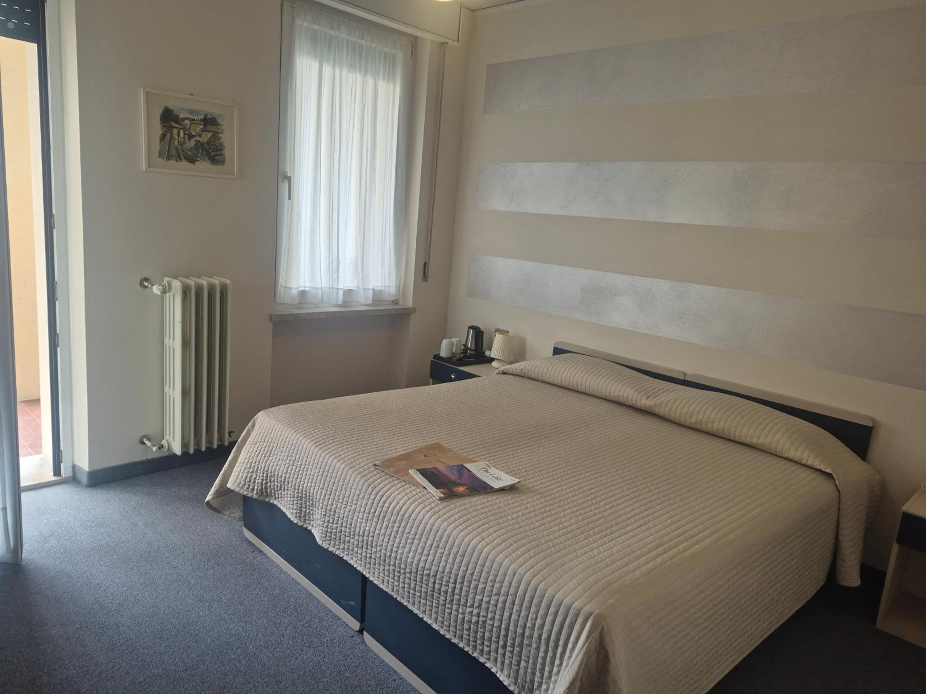Double or Twin Room with Balcony and Lake View photo 3
