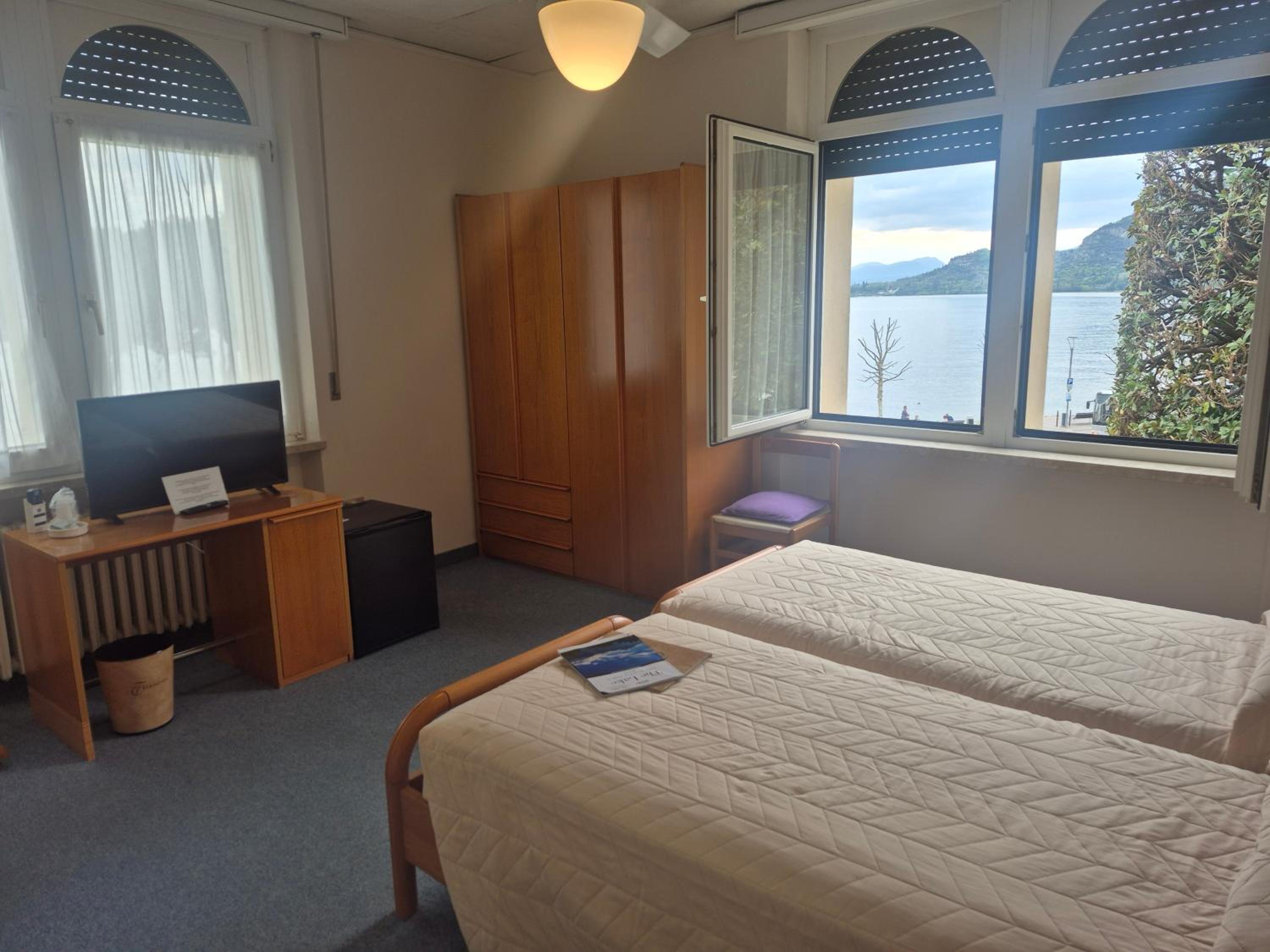 Double or Twin Room with Lake View photo 2