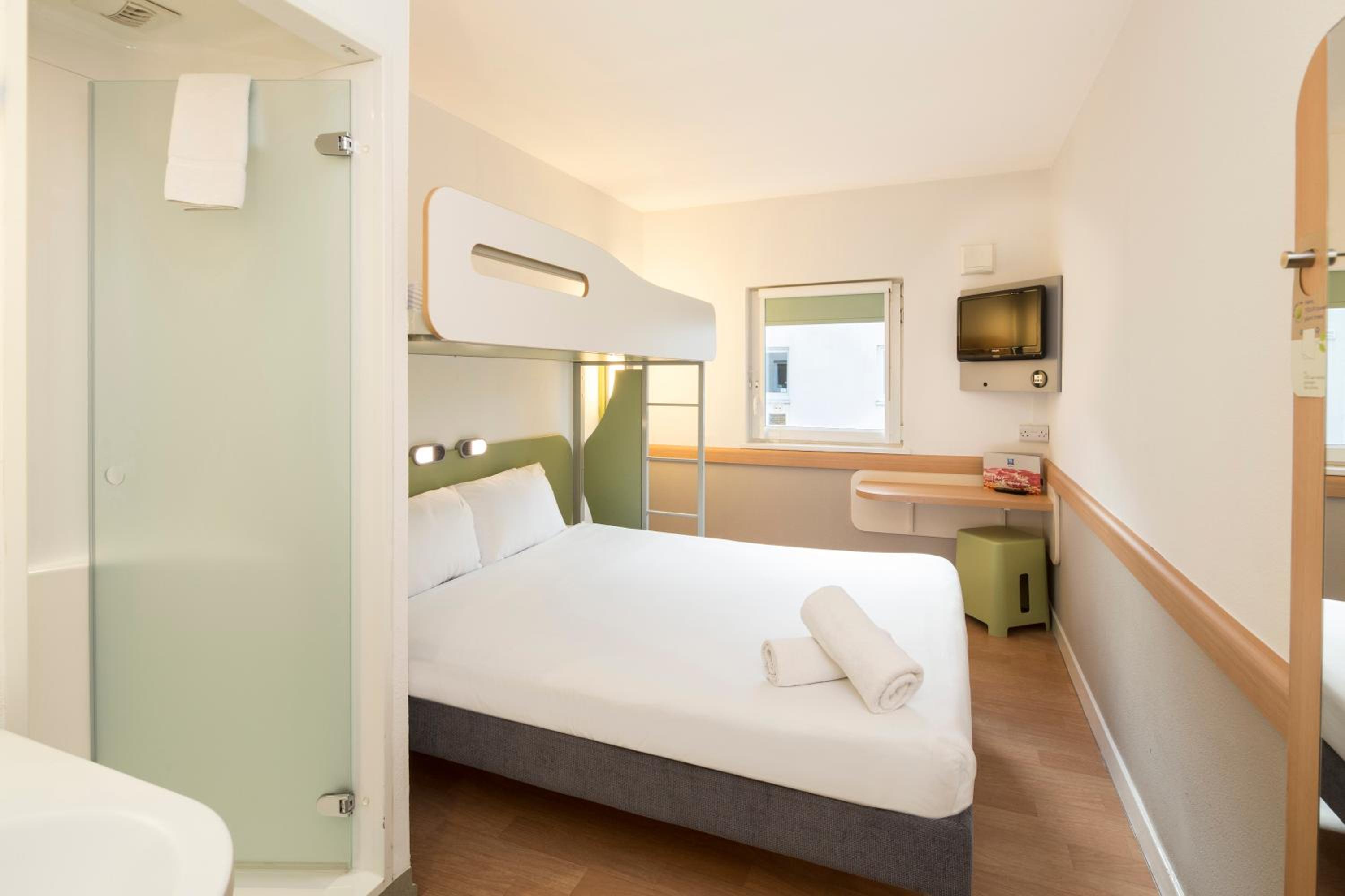 Triple Room with Double Bed and Bunk Bed photo 2