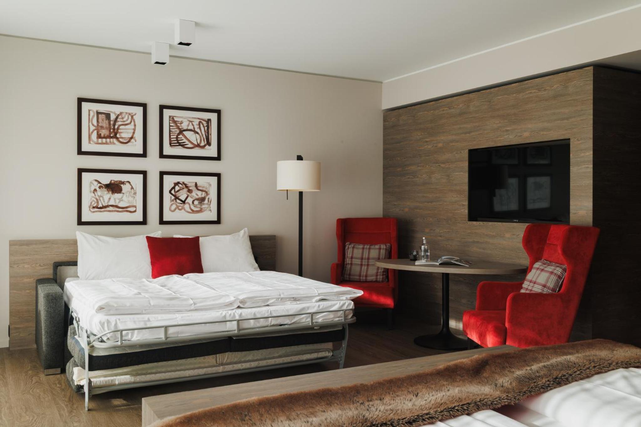 Deluxe Family Room thumbnail 5