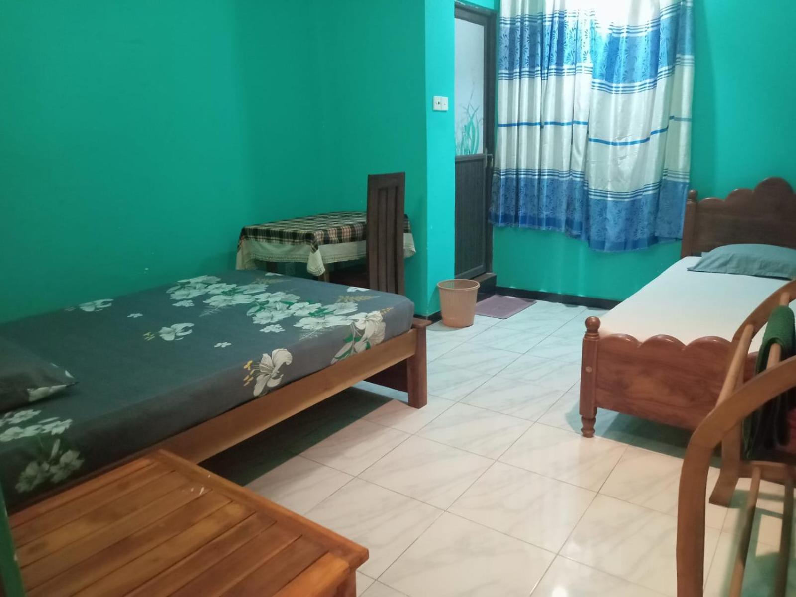 Twin Room with Private Bathroom photo 2