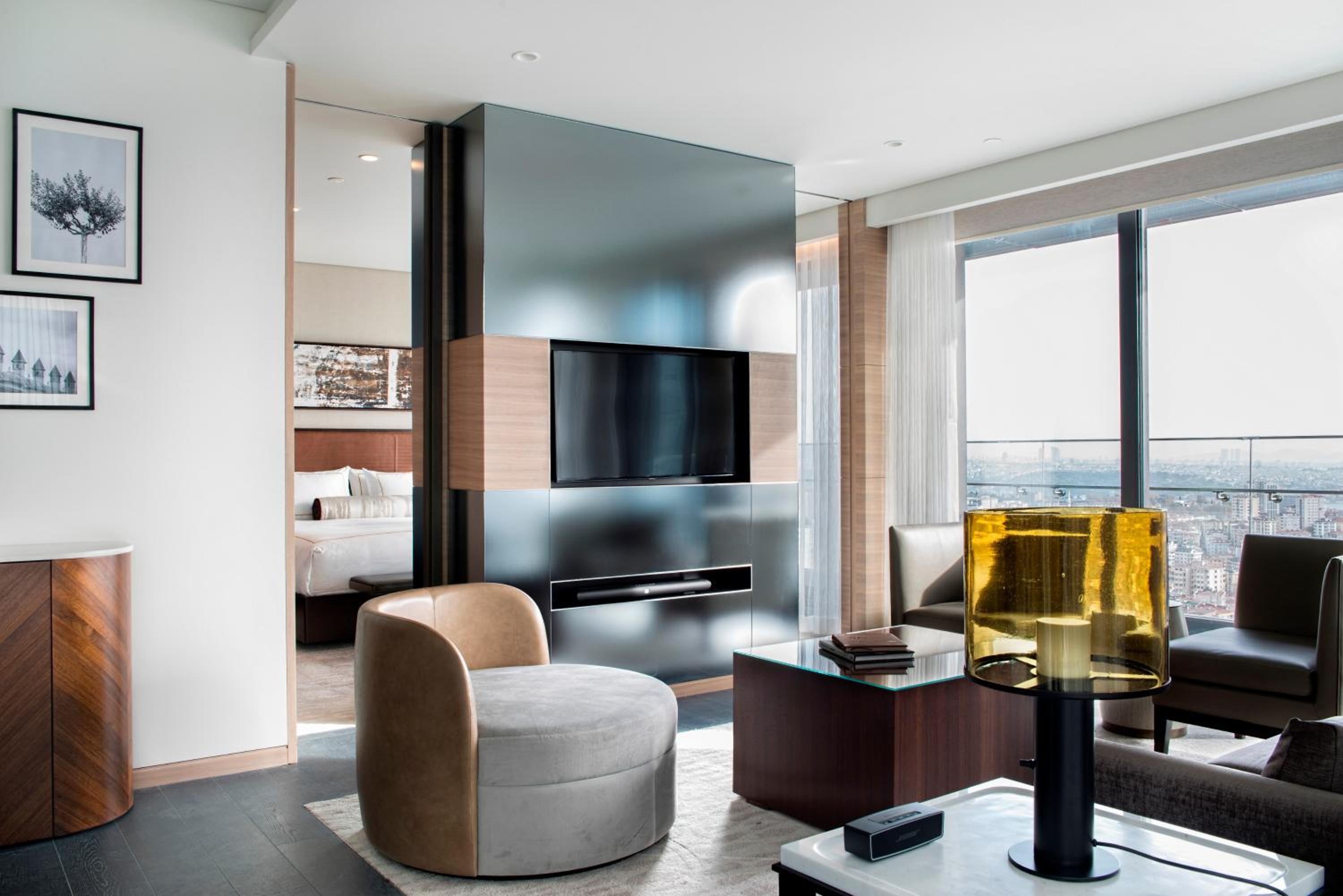 One Bedroom Suite with Sea View, Balcony and Lounge Access