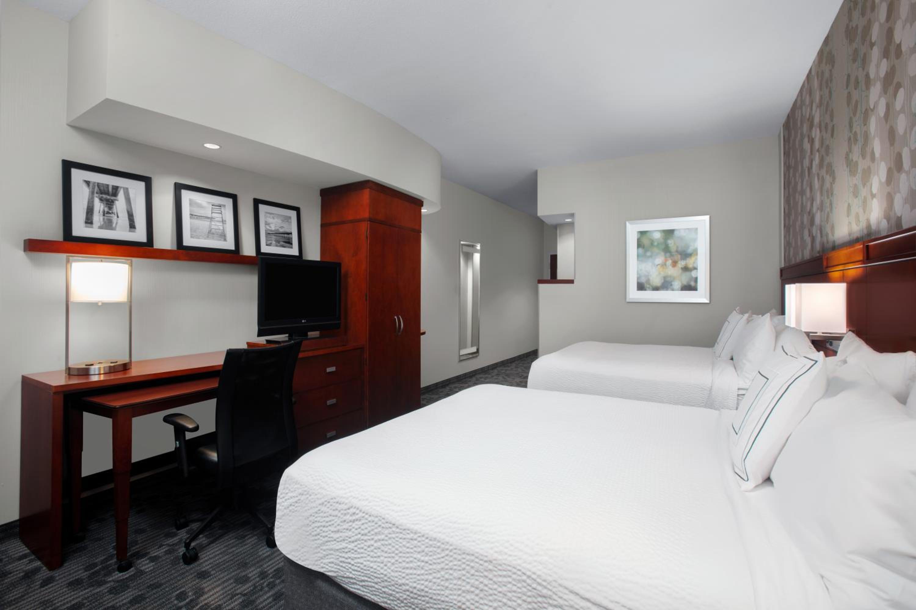 Queen Room with Two Queen Beds - Hearing Accessible - Photo 4