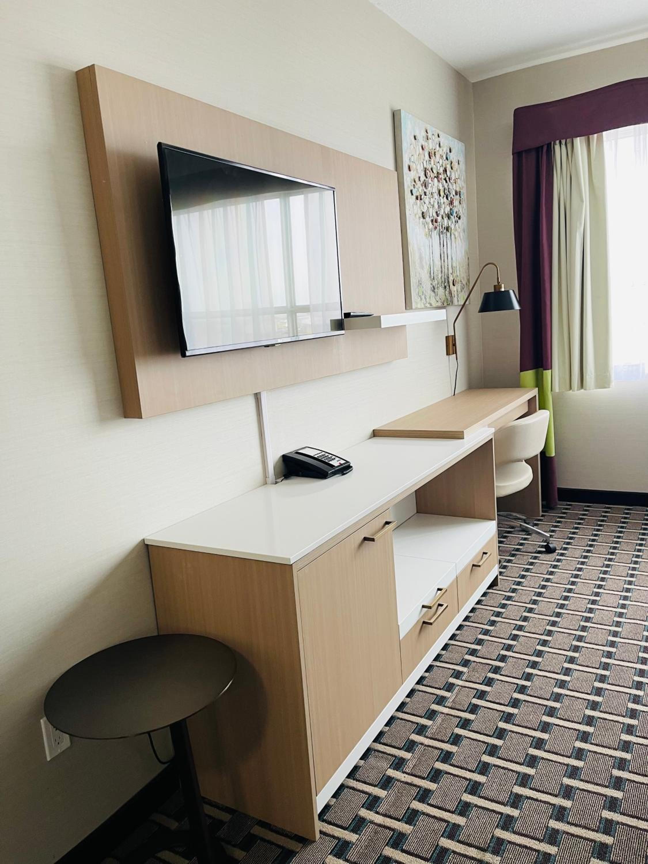 Business Executive Junior King Suite with Sofa Bed - Non-Smoking