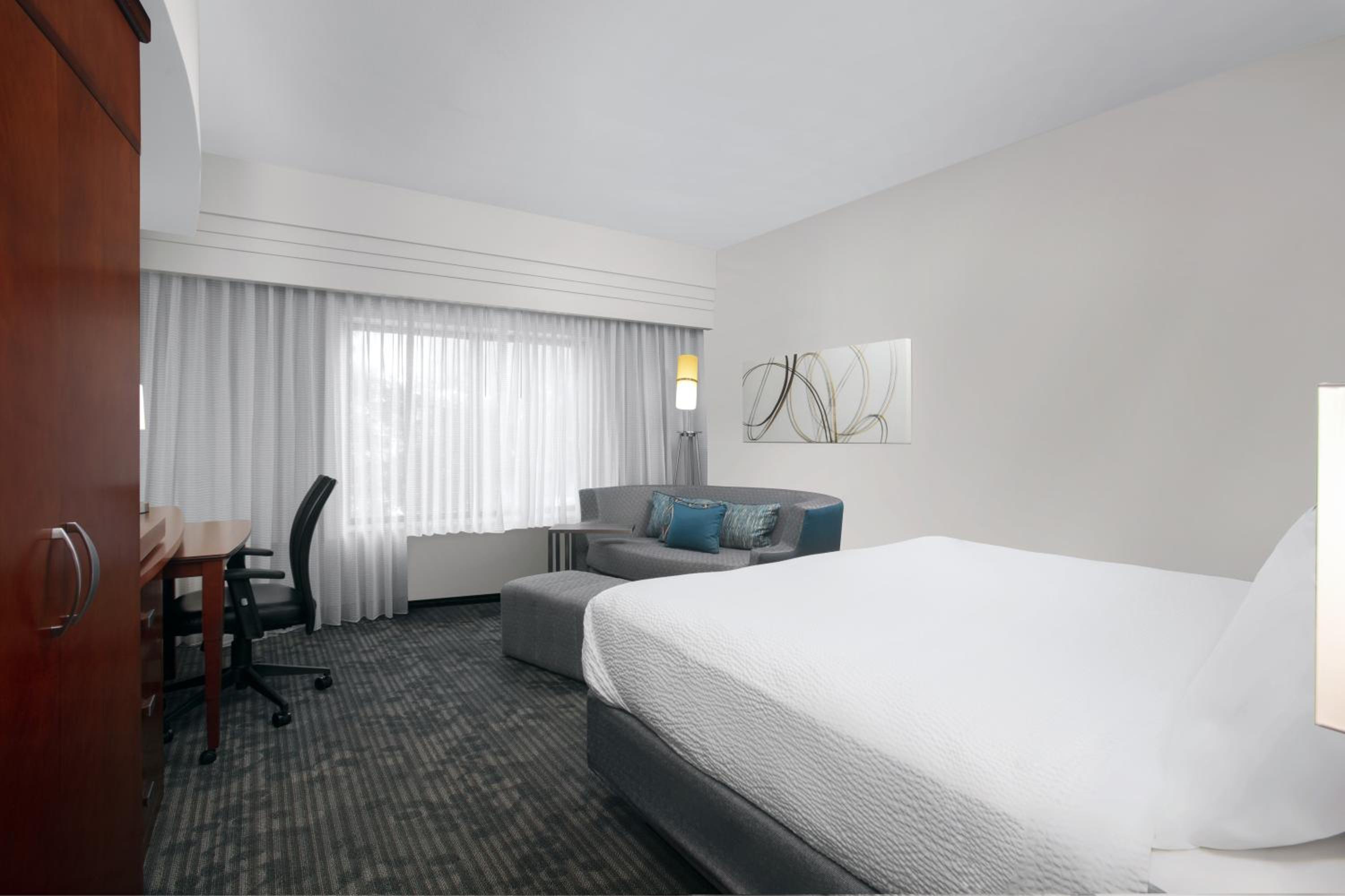King Room with Sofa Bed - Photo 4