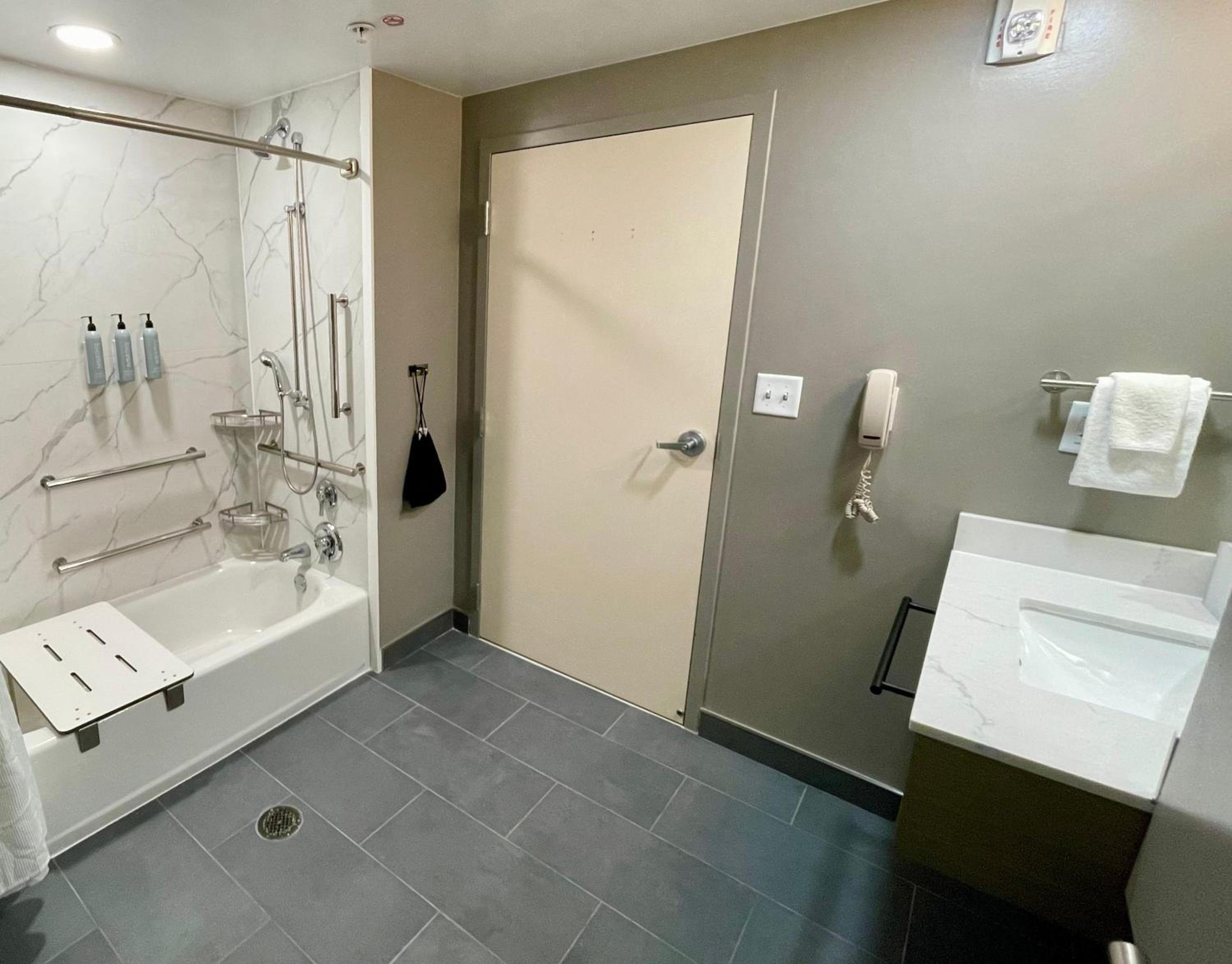 Queen Room with Two Queen Beds, Bathtub and Sofa Bed - Mobility Access - Photo 3