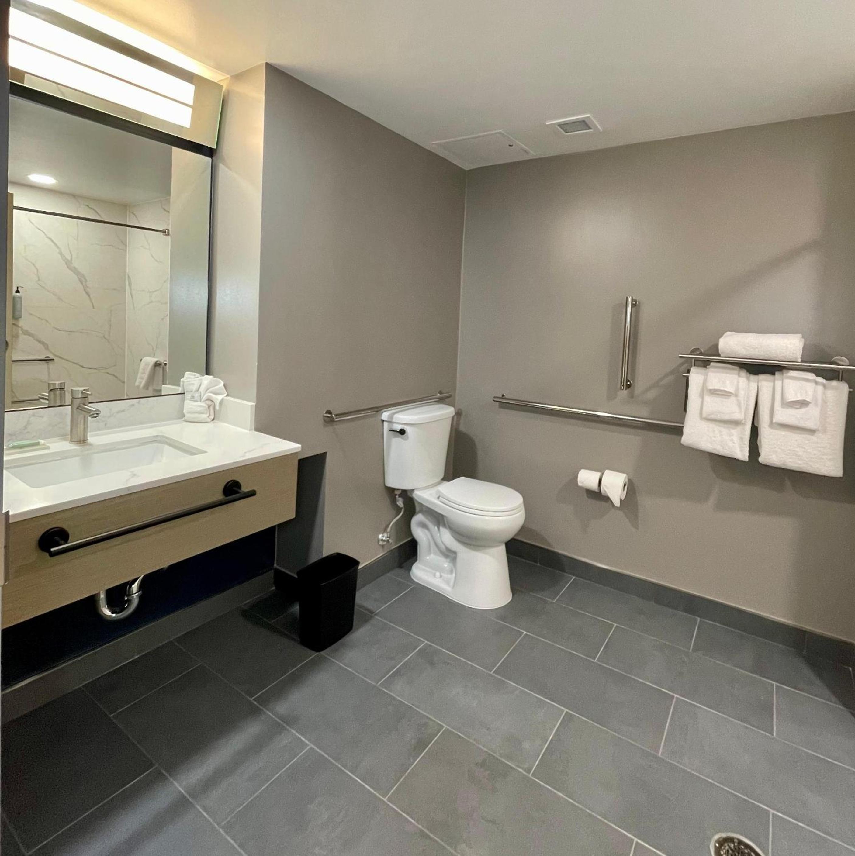 Queen Room with Two Queen Beds, Bathtub and Sofa Bed - Mobility Access - Photo 2