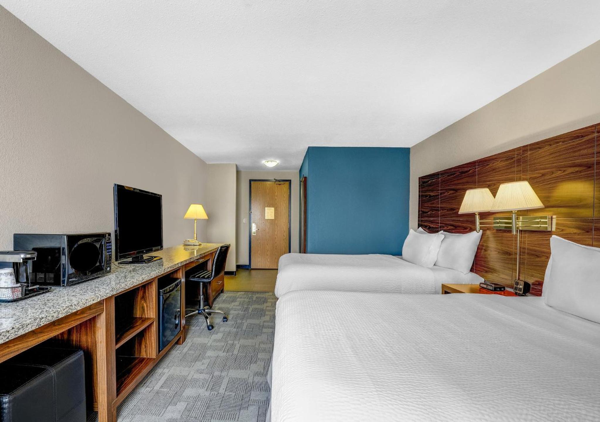 Standard Room with Two Queen Beds - Photo 4