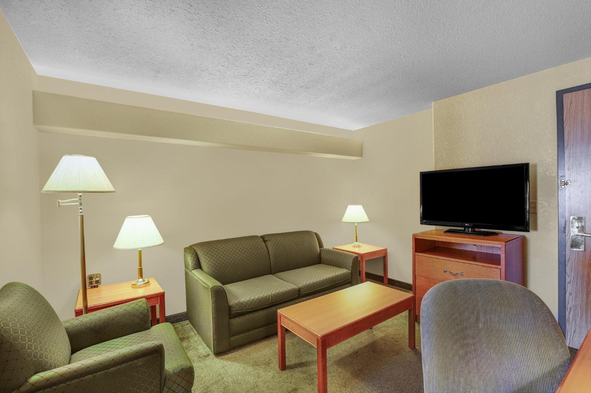 One-Bedroom King Suite - Photo 3