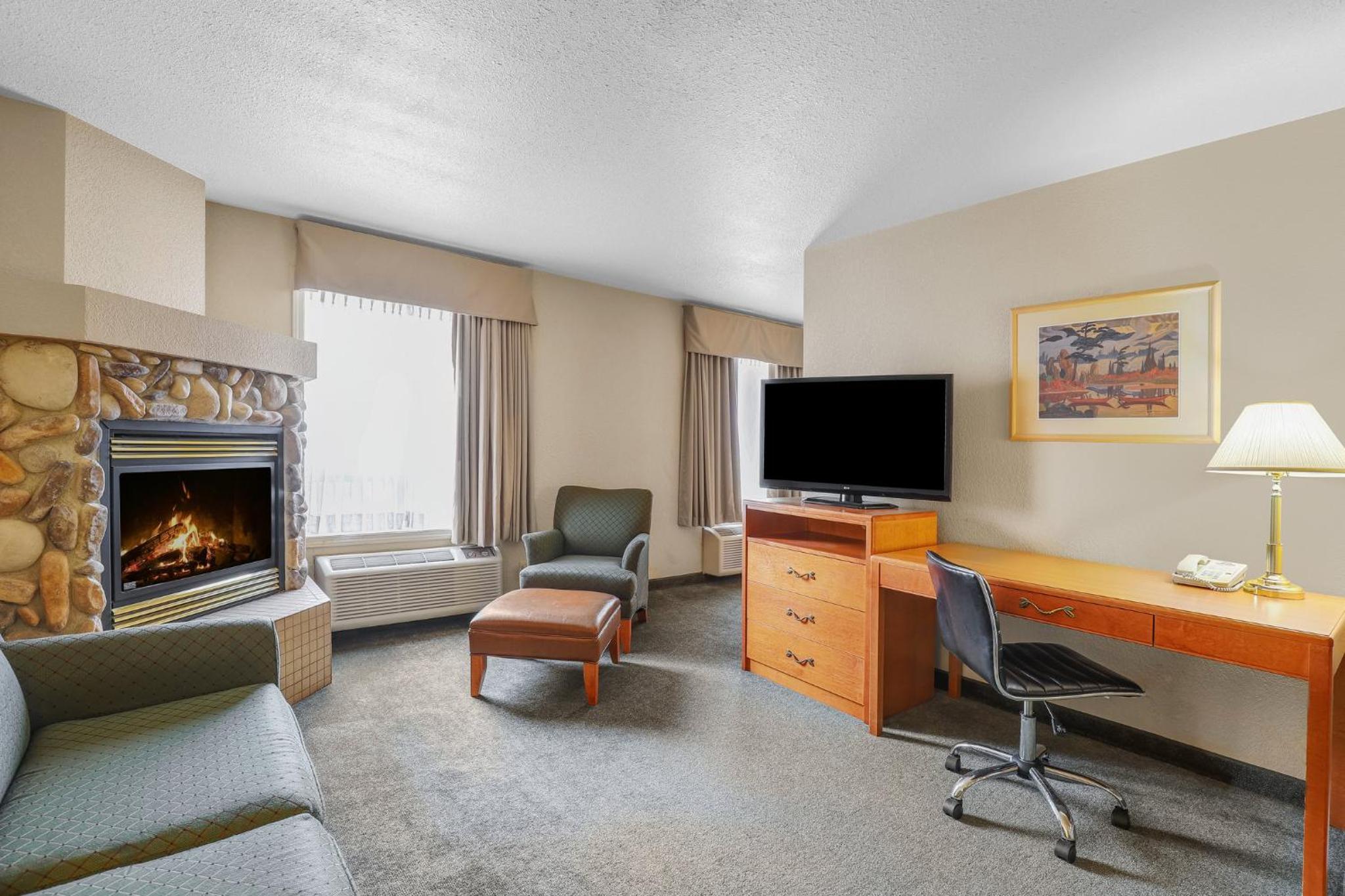 King Suite with Jetted Bath and Fireplace photo 2