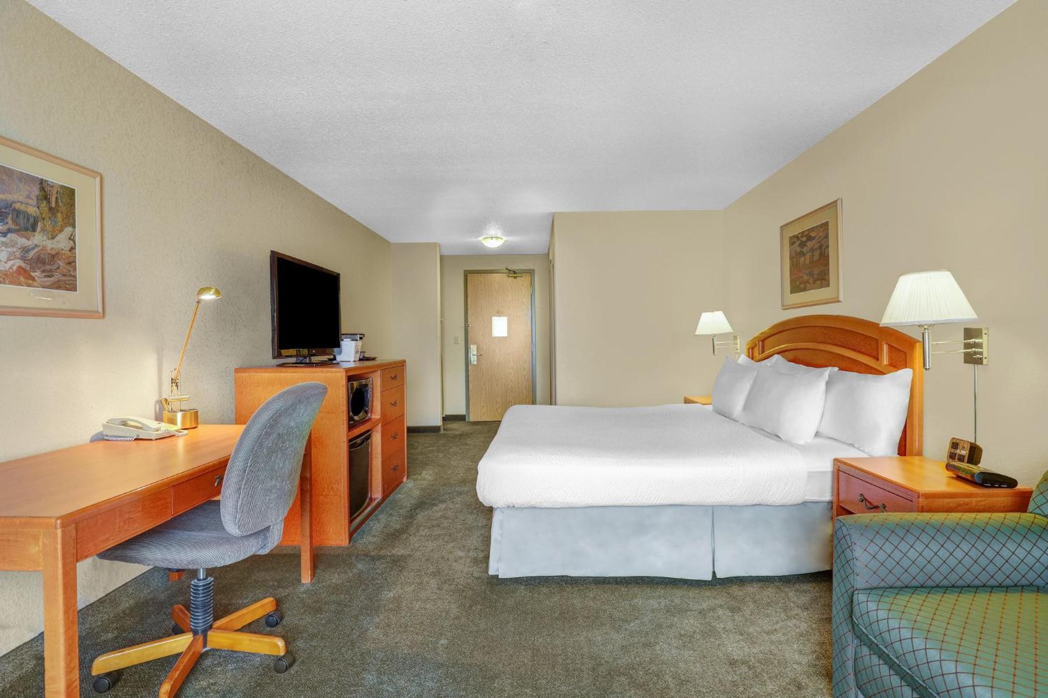 Queen Suite with Mobility Accessible Tub - Photo 2