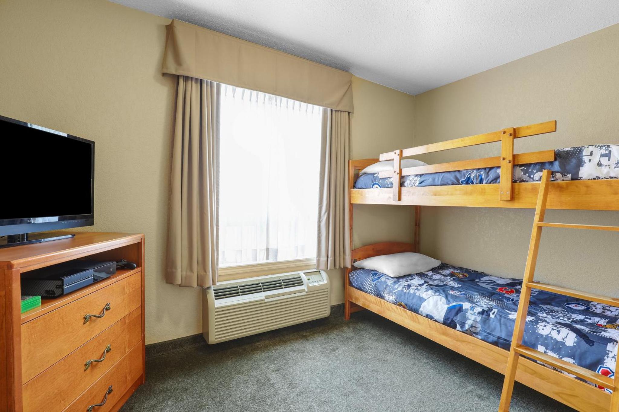 Family Suite with One King Bed and Two Bunk Beds - Photo 4