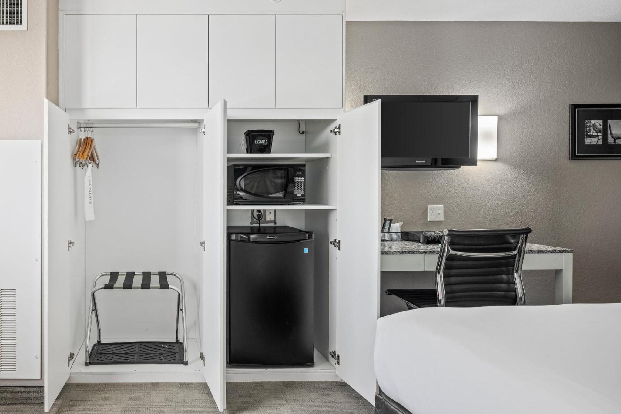 Queen Suite with Kitchenette - Photo 1