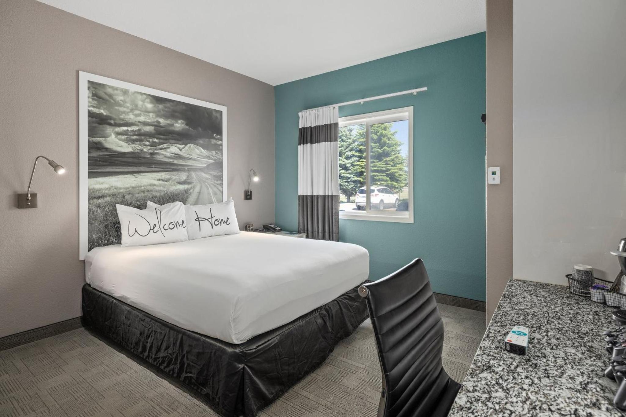 Standard Queen Room with Accessible Tub - Photo 1