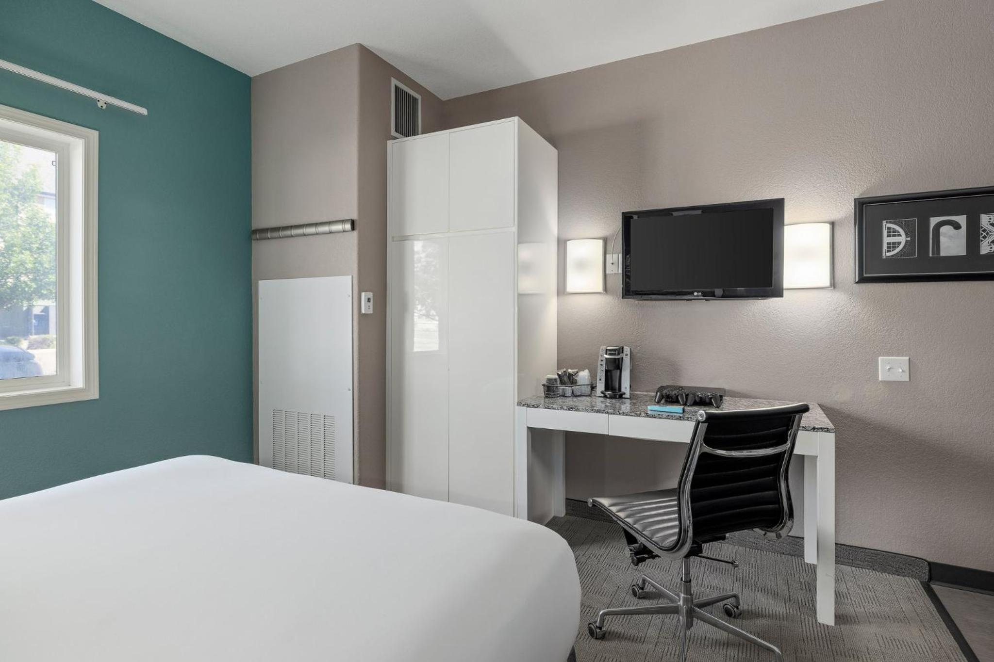 Standard Queen Room with Accessible Tub - Photo 2