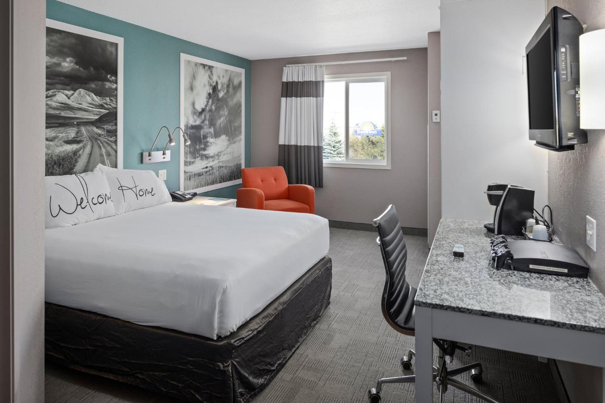 Queen Suite with Kitchenette - Photo 2