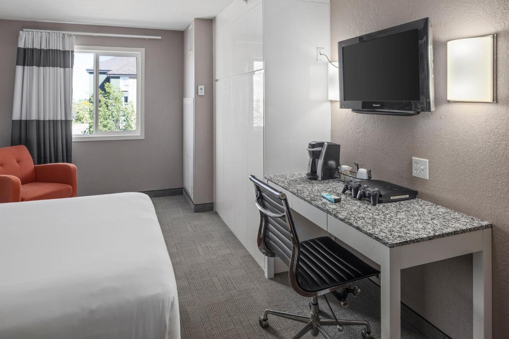 Queen Suite with Kitchenette - Photo 3