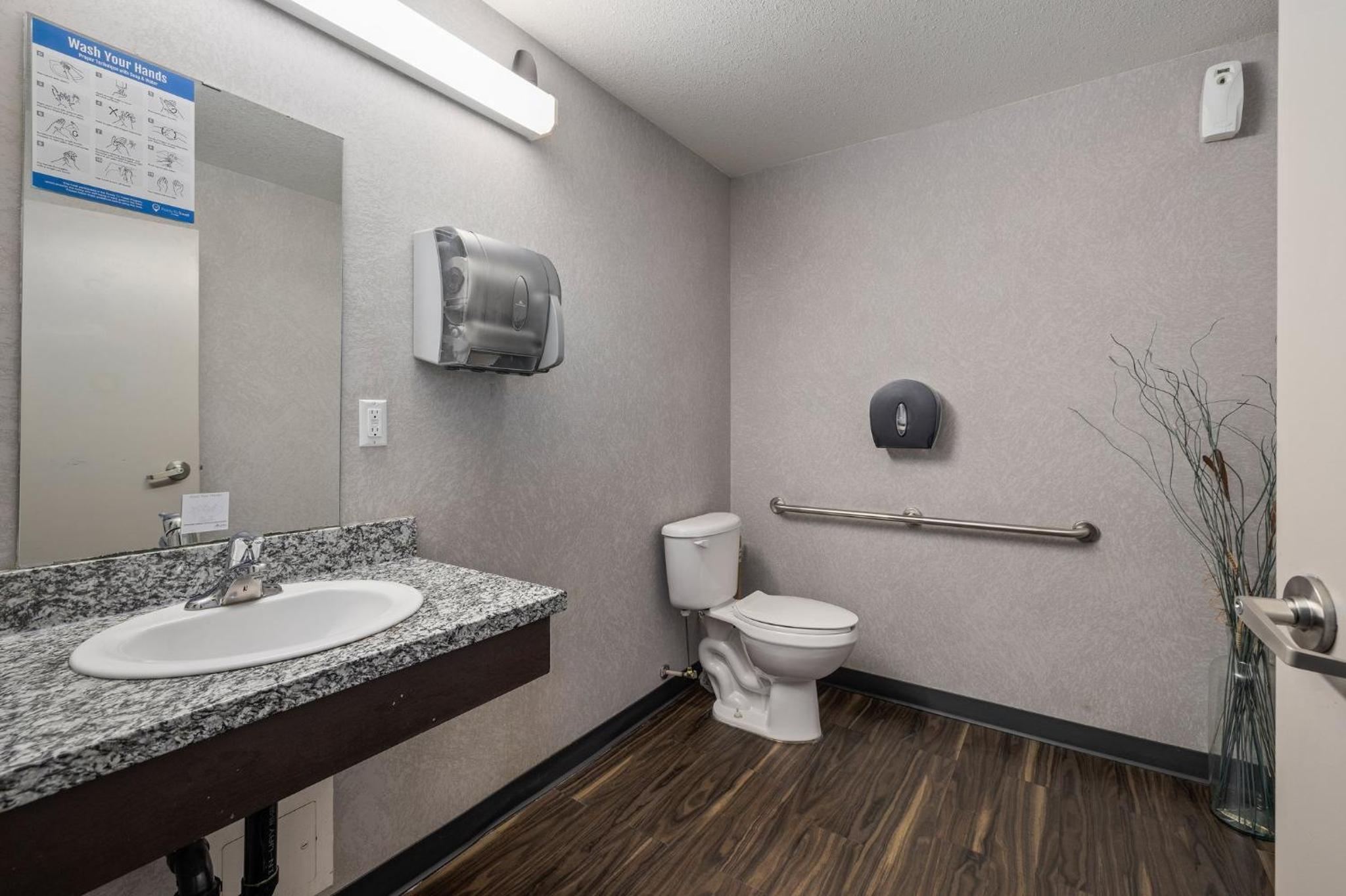 Standard Queen Room with Accessible Tub - Photo 4