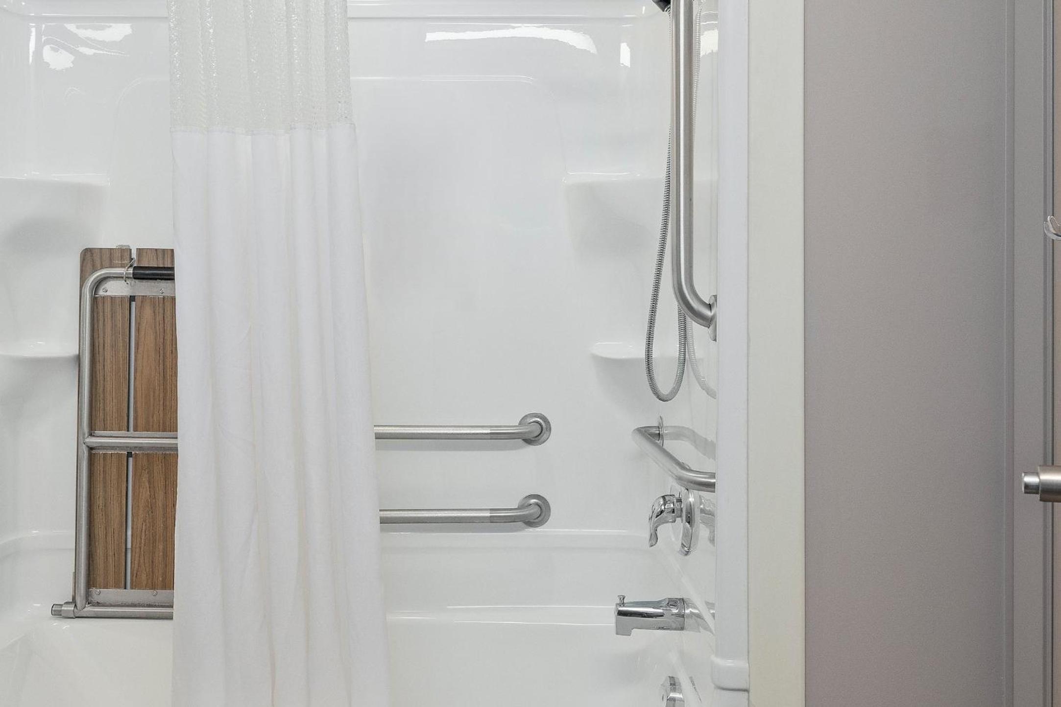 Standard Queen Room with Accessible Tub - Photo 6