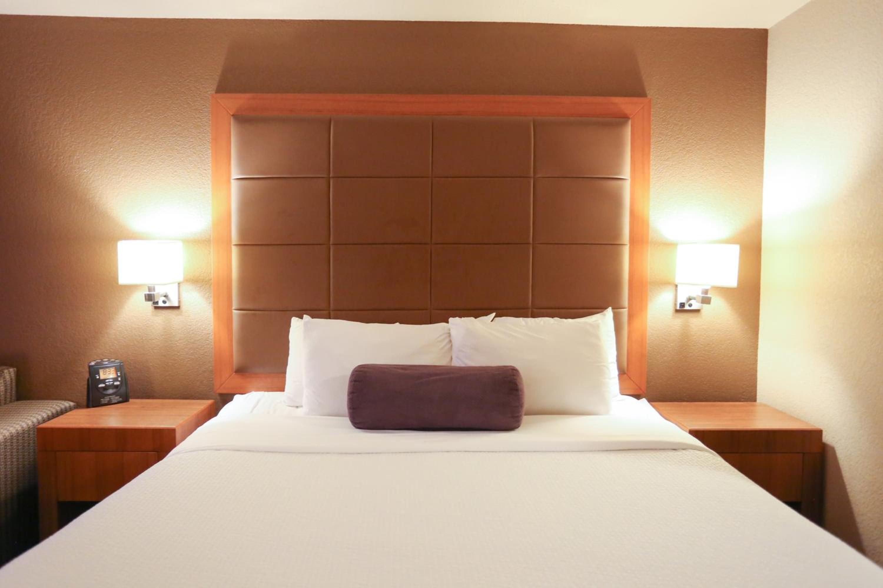 Premium King Room with Sofa Bed - Photo 1