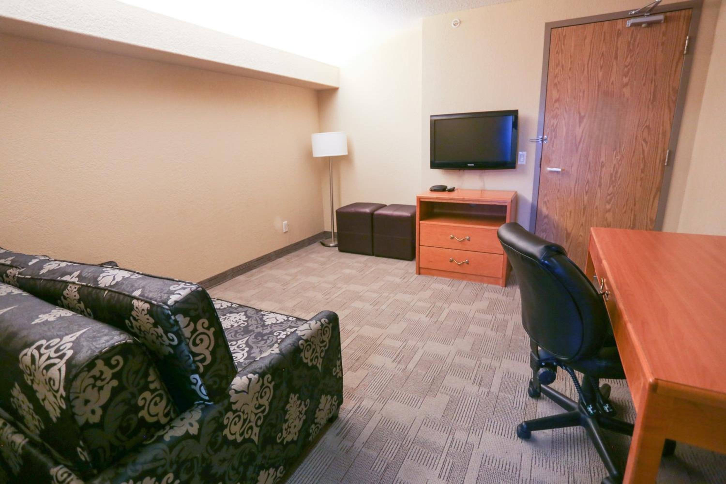 One-Bedroom King Suite - Photo 3