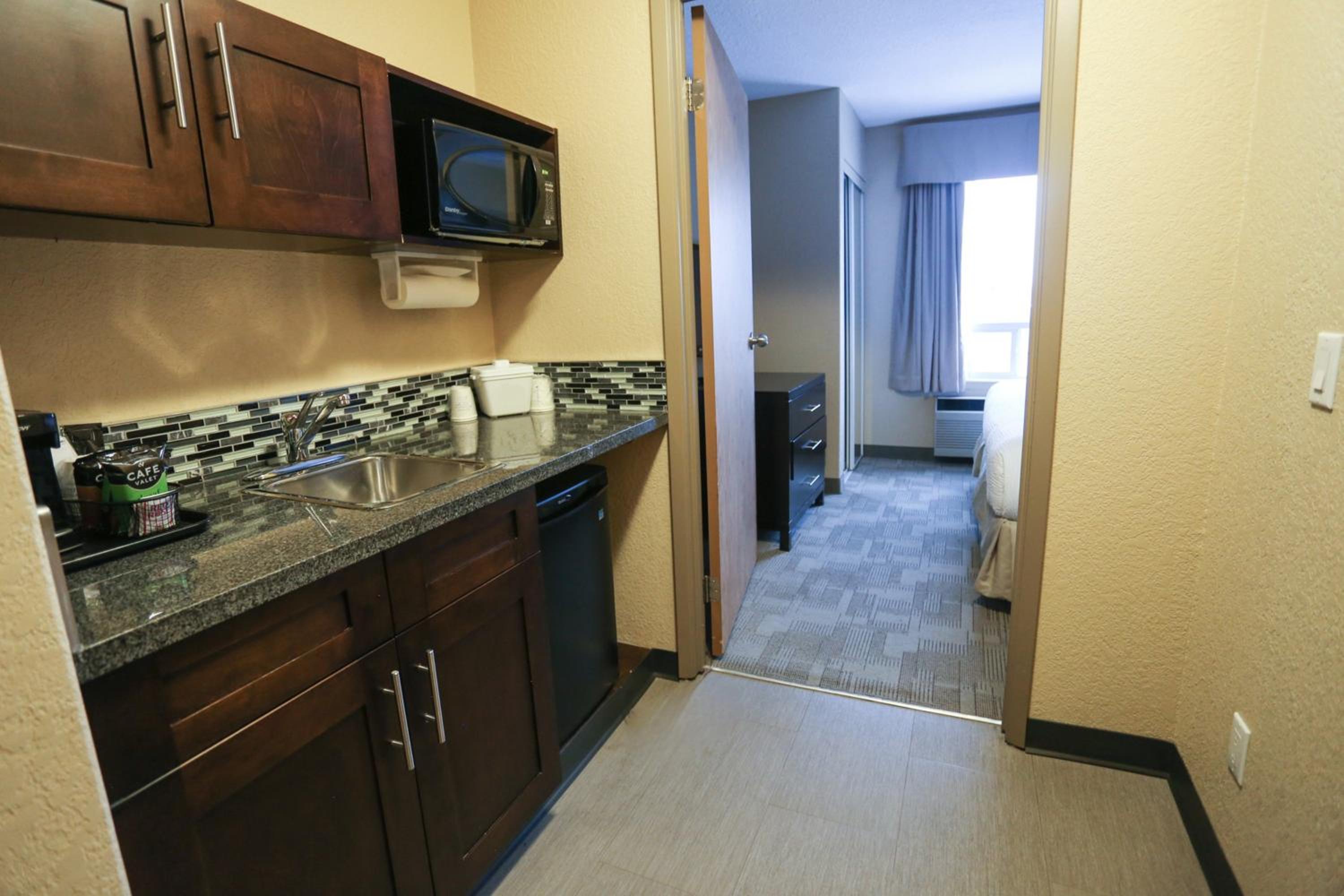 One-Bedroom King Suite - Photo 2