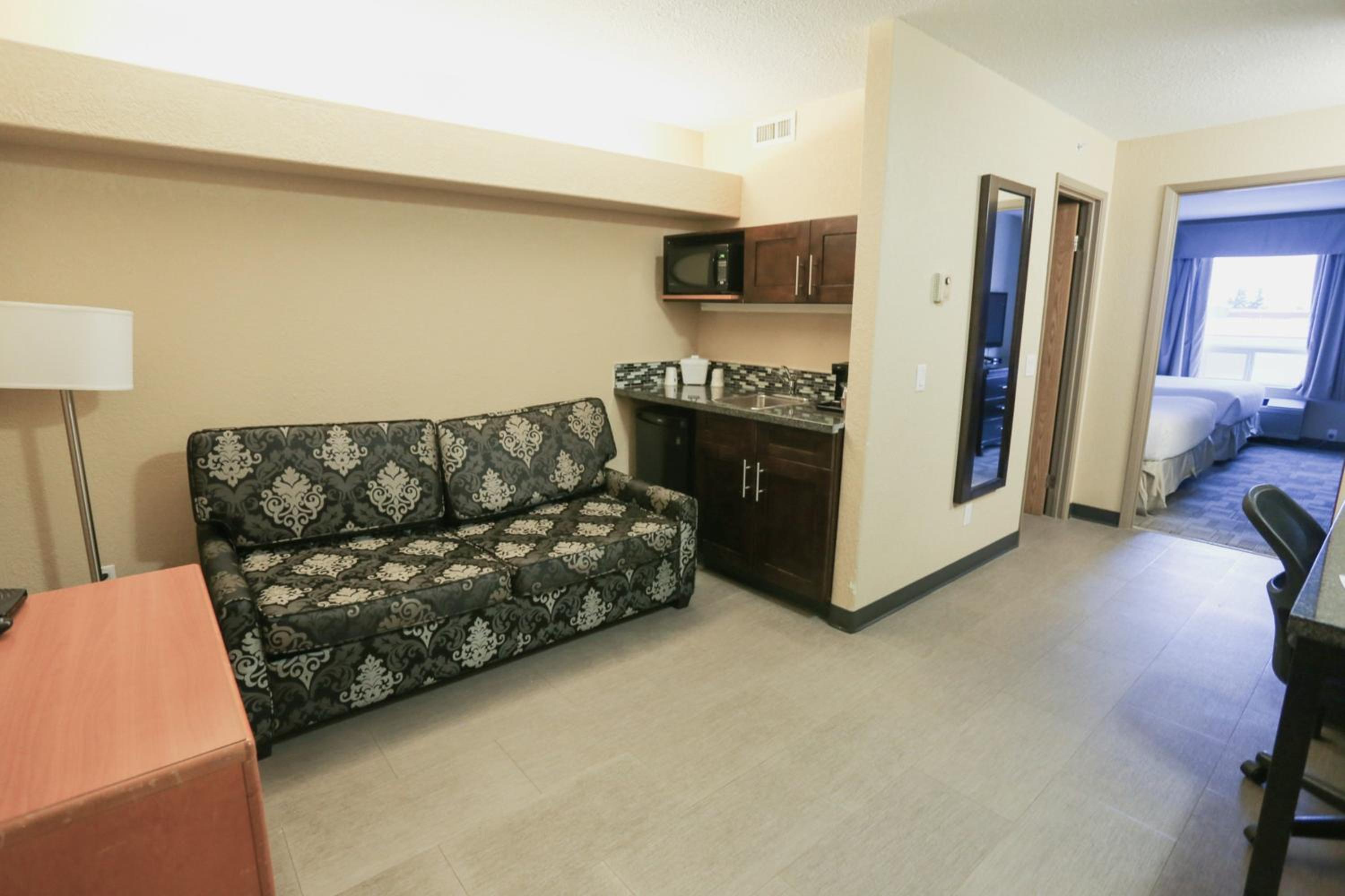 One-Bedroom Queen Suite photo 2