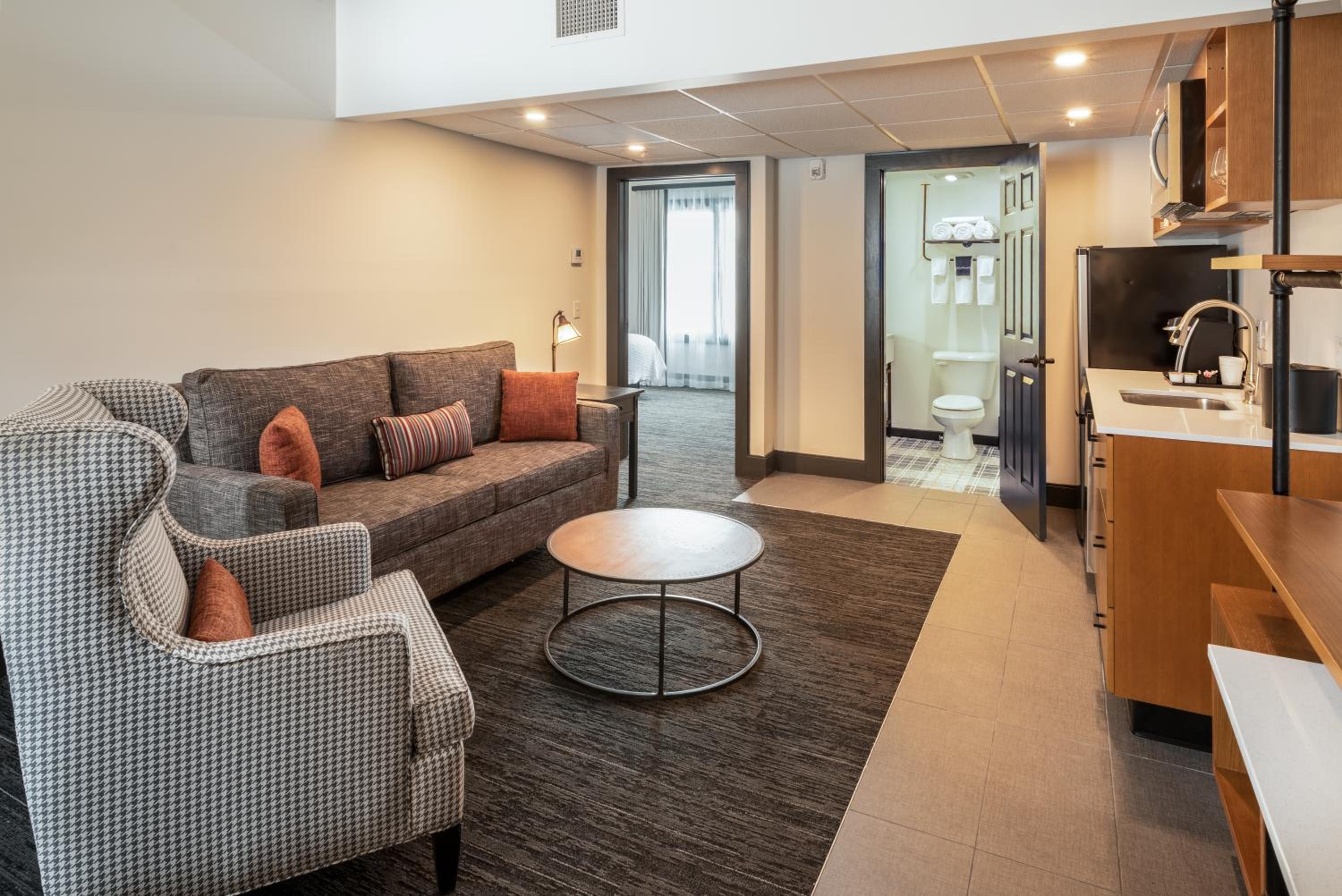 Executive Suite - Photo 6