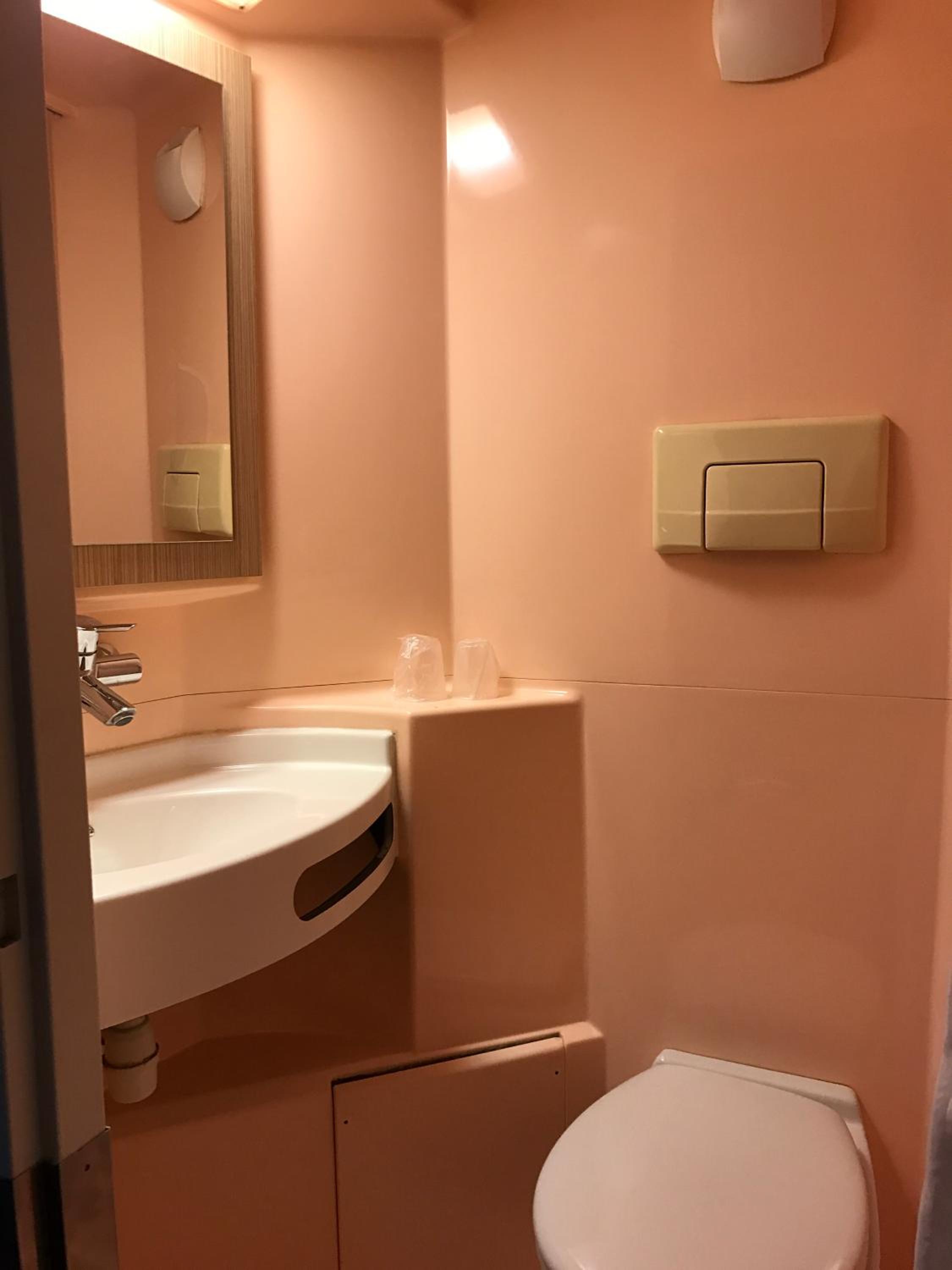 Triple Room (1 Double Bed + 1 Single Bed) photo 2