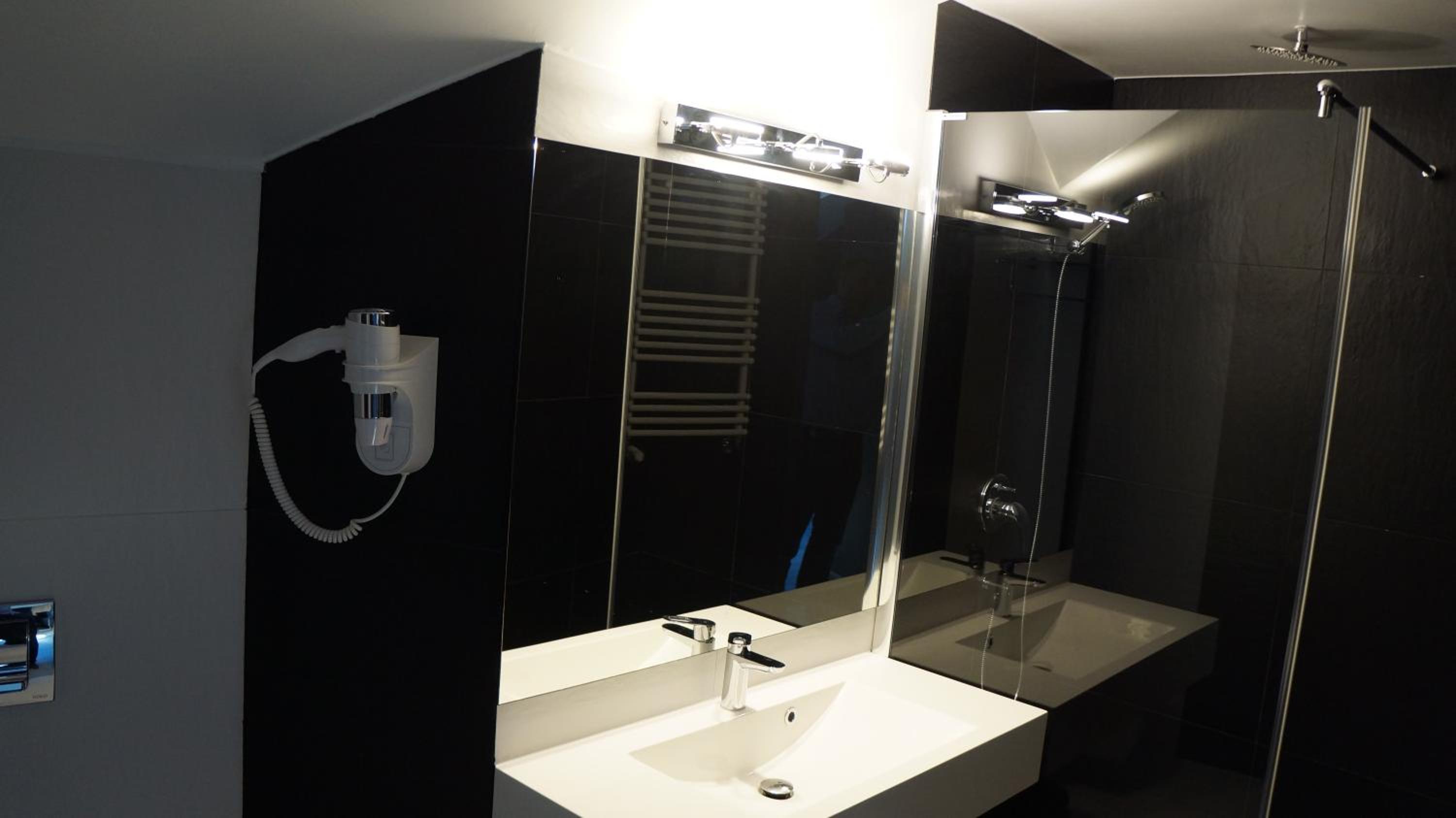 One-Bedroom Apartment with Spa Bath - Photo 3