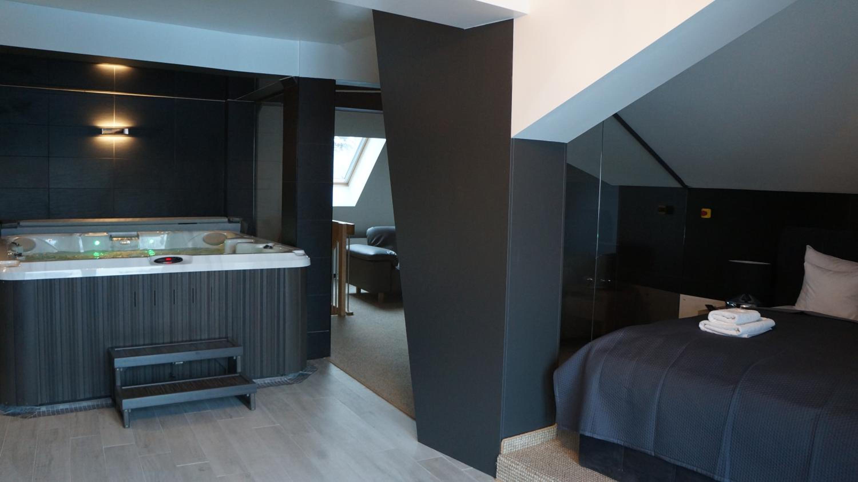 One-Bedroom Apartment with Spa Bath - Photo 4
