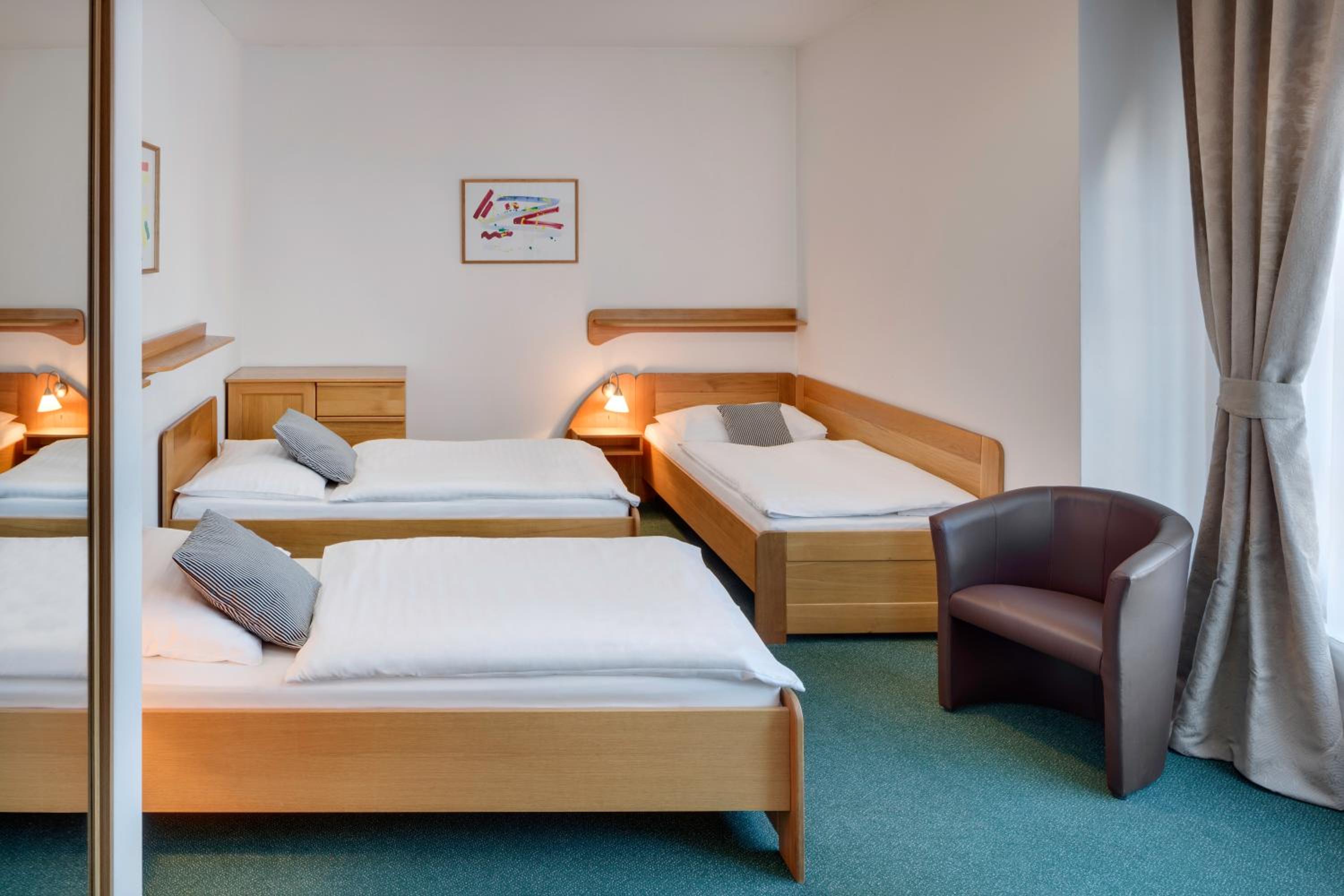 Triple Room ( 3 single beds)
