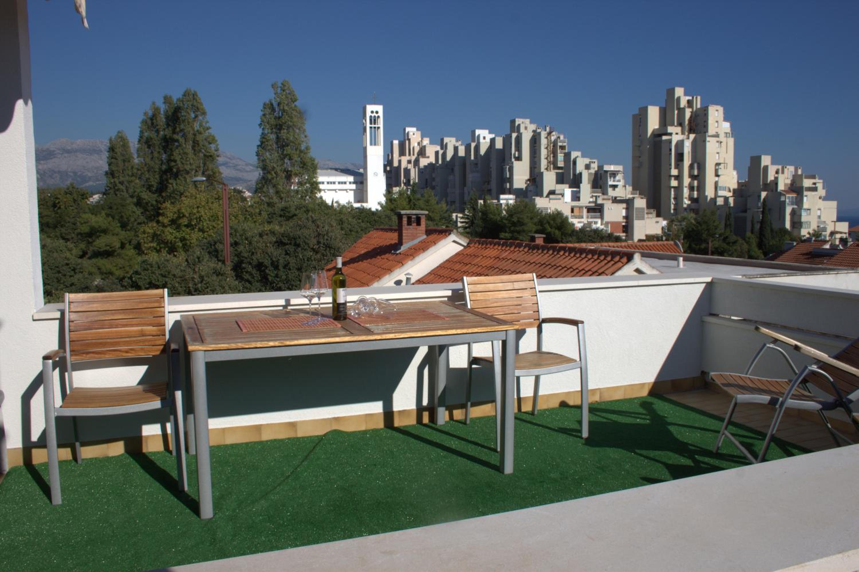 Apartment with Terrace - Photo 17