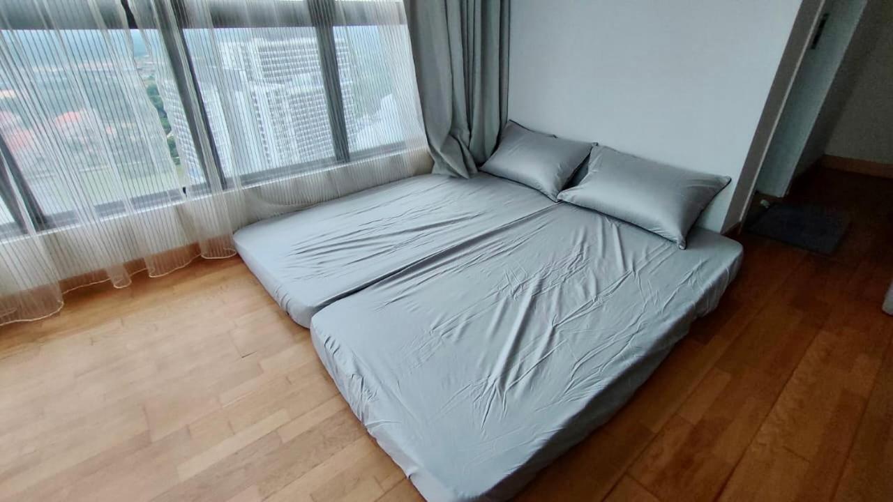 Four-Bedroom Apartment with Balcony  photo 3