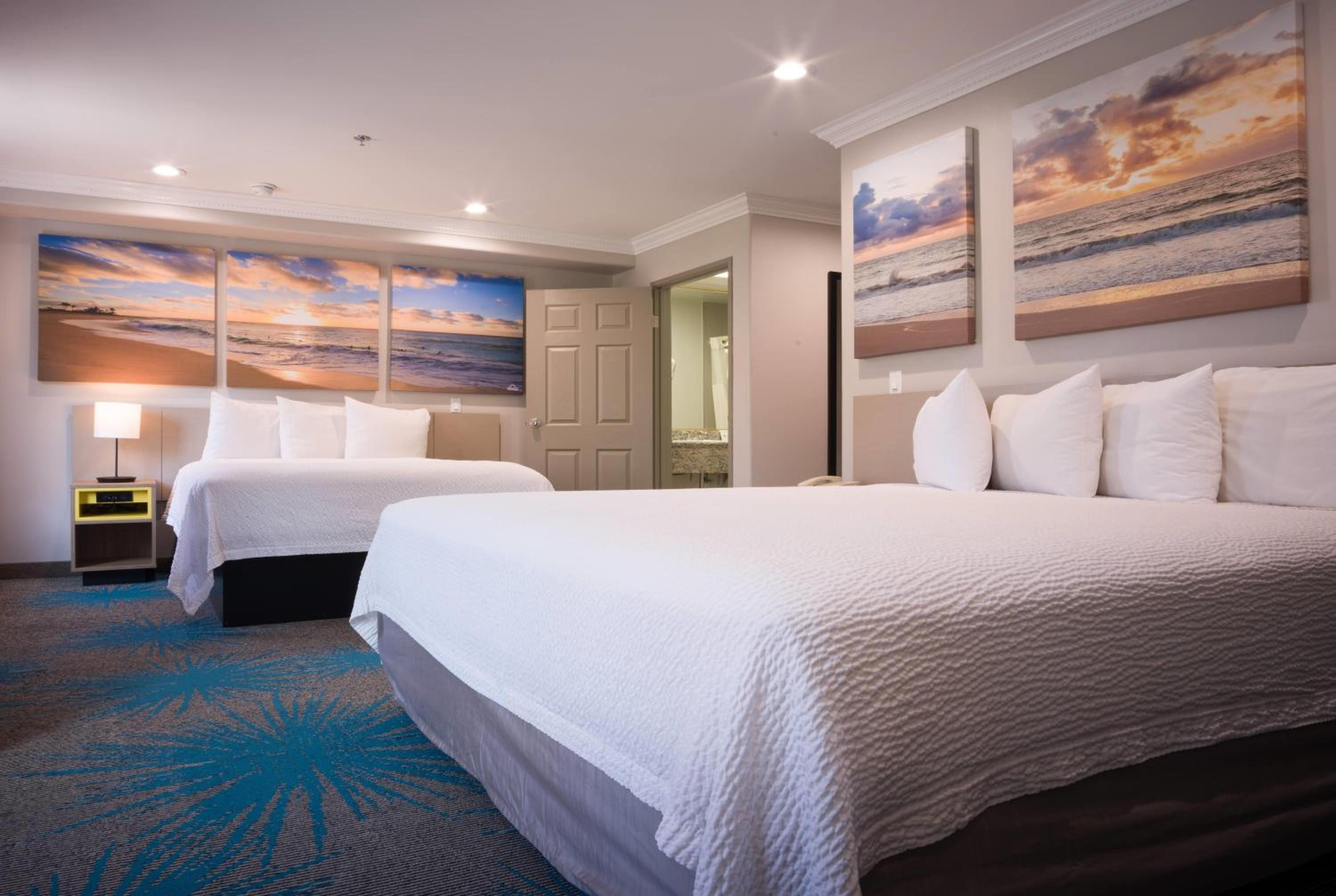Room with One King Bed and One Queen Bed - Non-Smoking photo 2