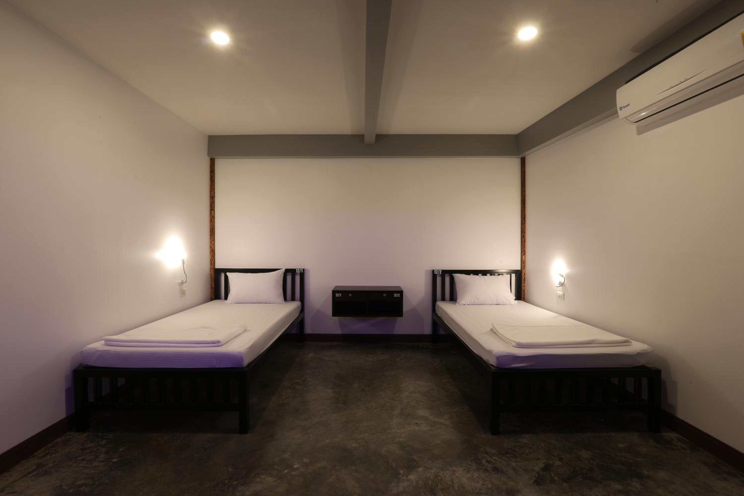Standard Twin Room with Shared Bathroom photo 2