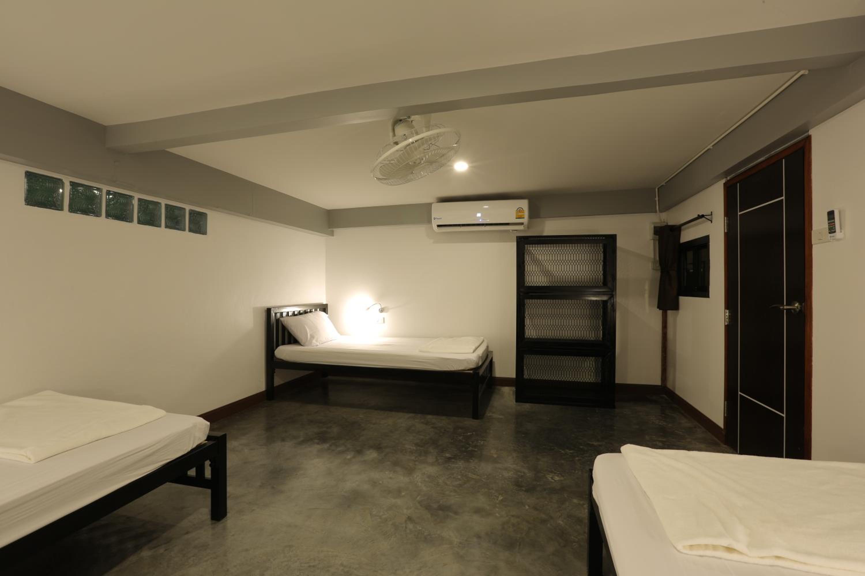 Basic Triple Room with Shared Bathroom photo 1