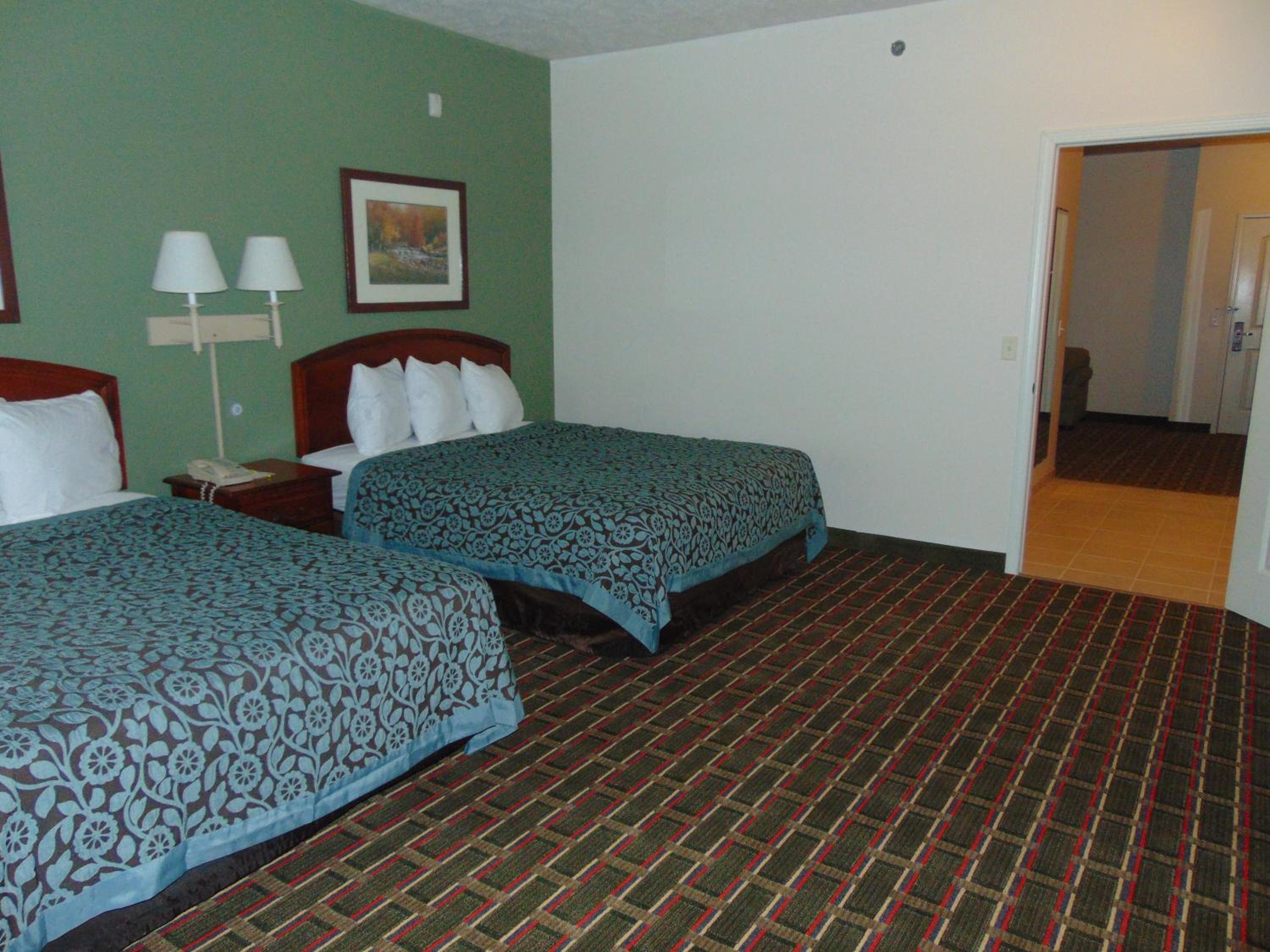 Deluxe Queen Suite - Non-Smoking - Photo 2