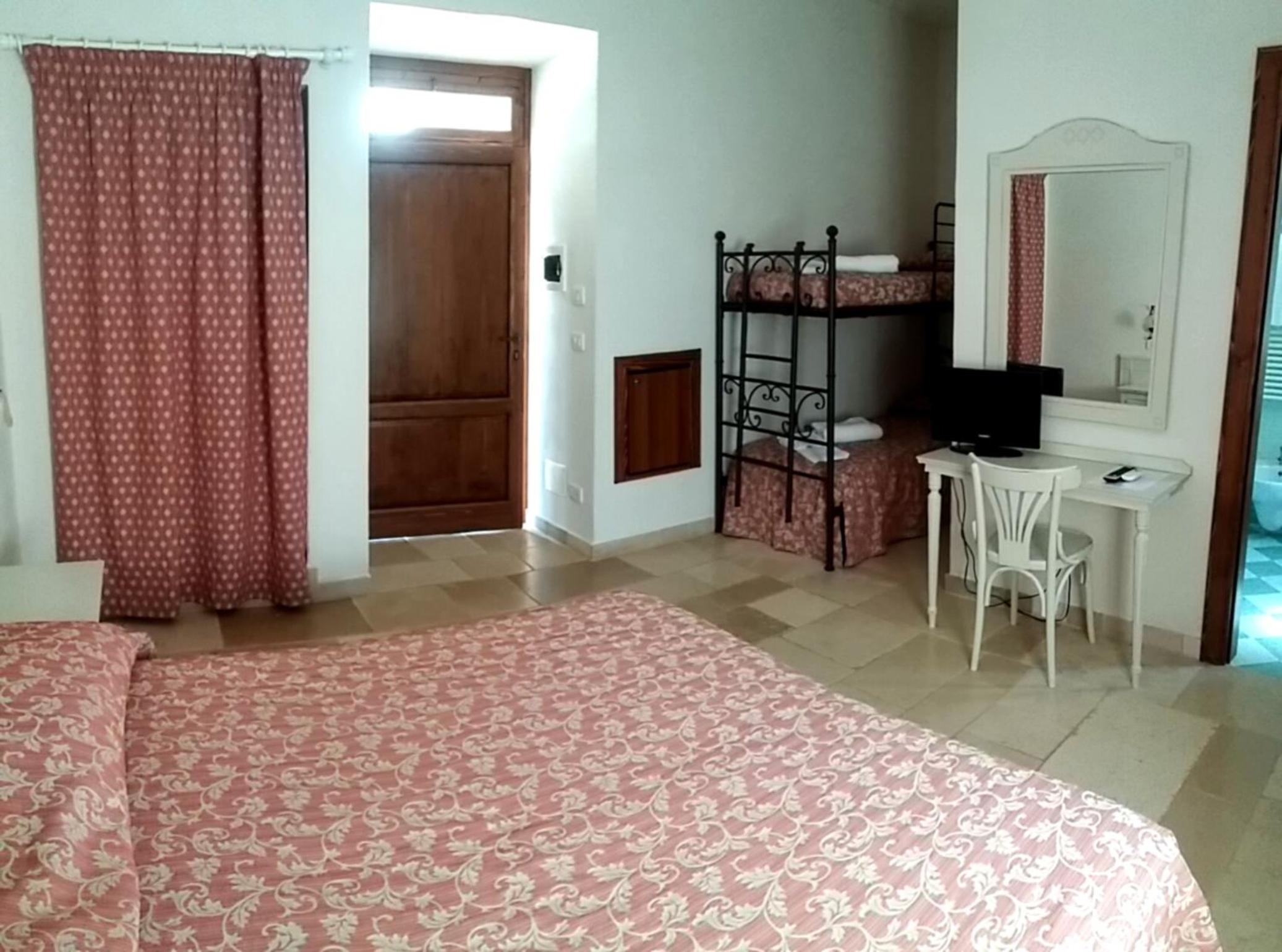 Quadruple Room - Photo 6