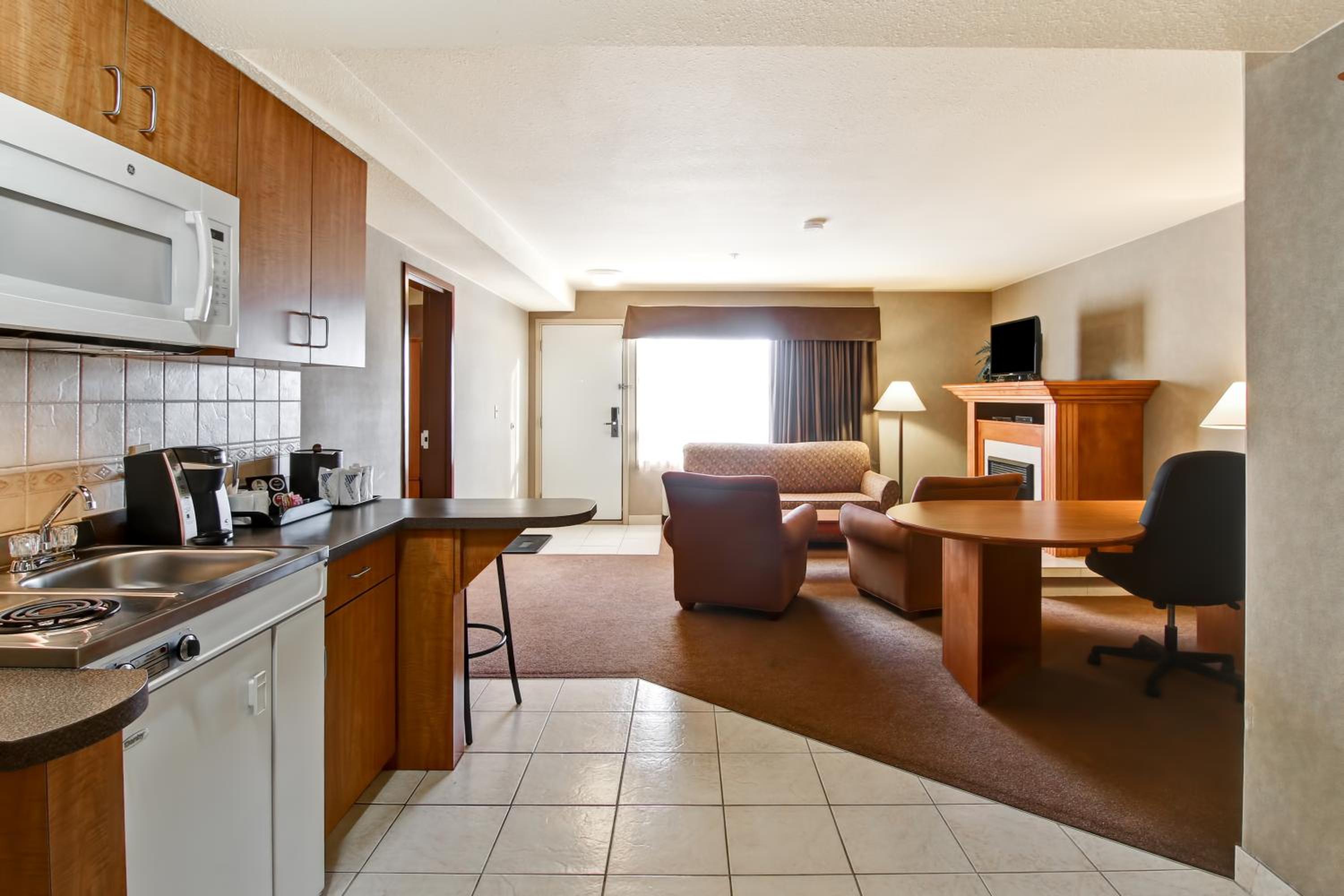 Superior King Suite - Non-Smoking - Photo 5