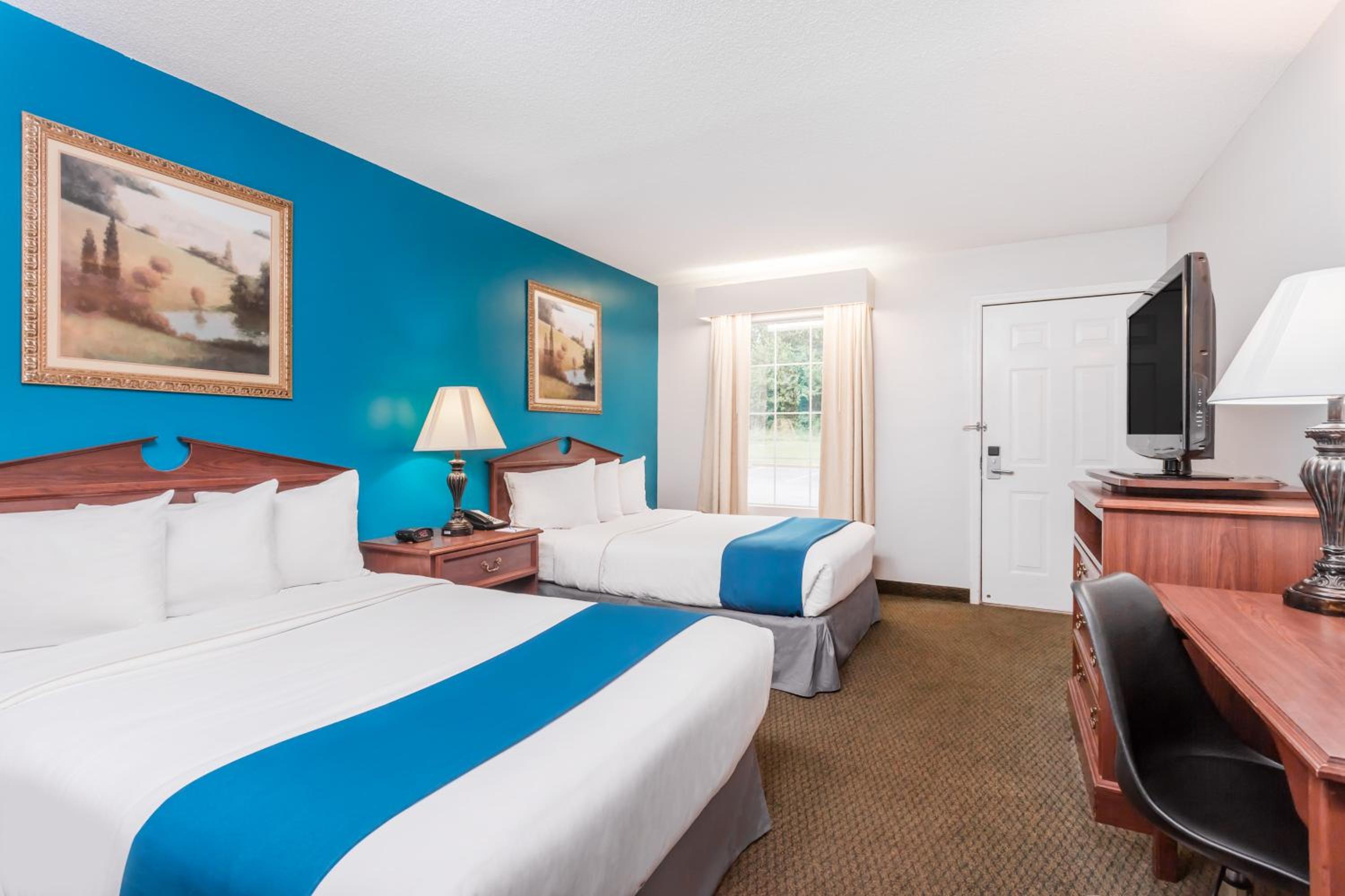 Deluxe Double Room with Two Double Beds - Disability Access - Non-Smoking - Photo 1